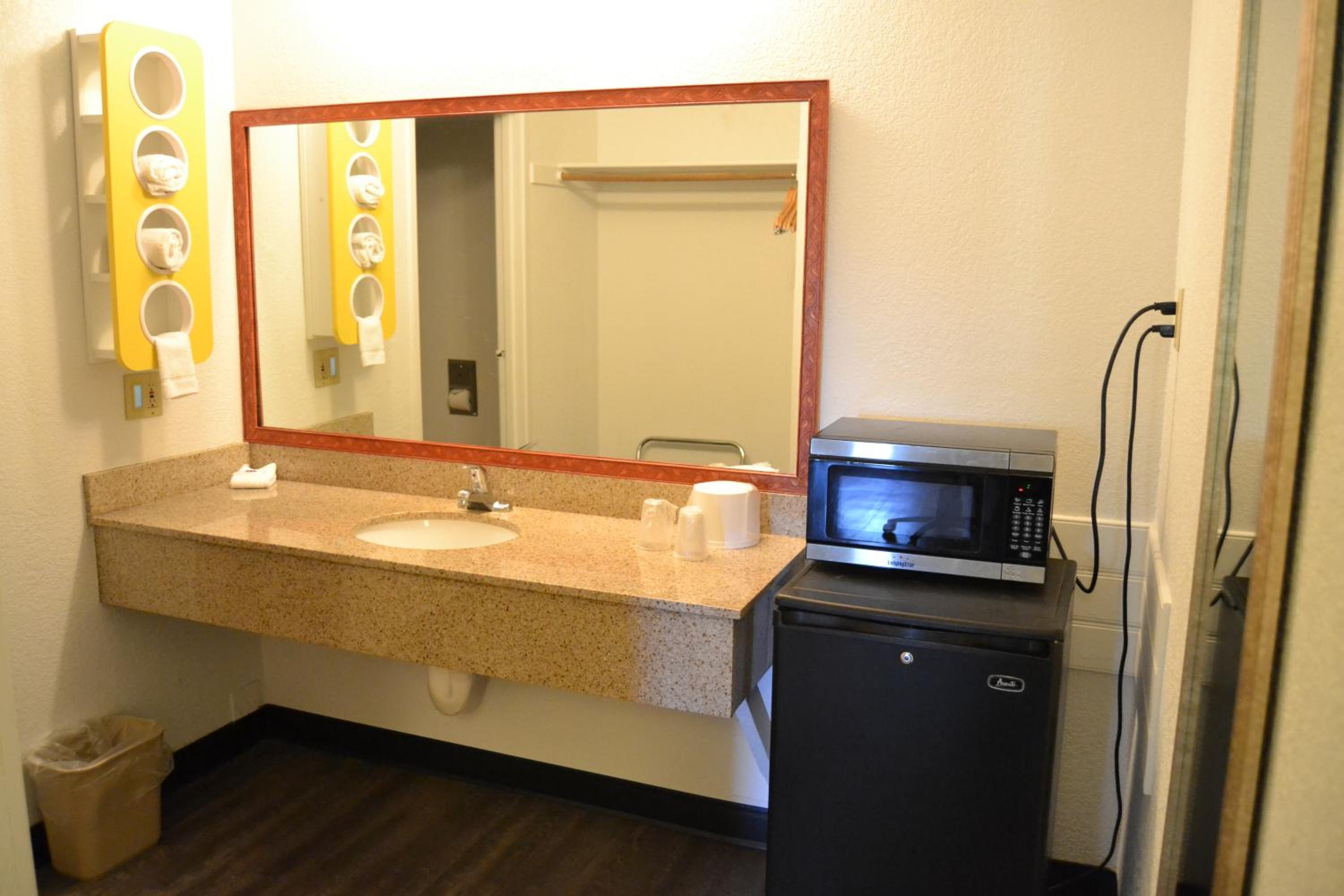 Standard King Room - Non-Smoking  - Photo 4
