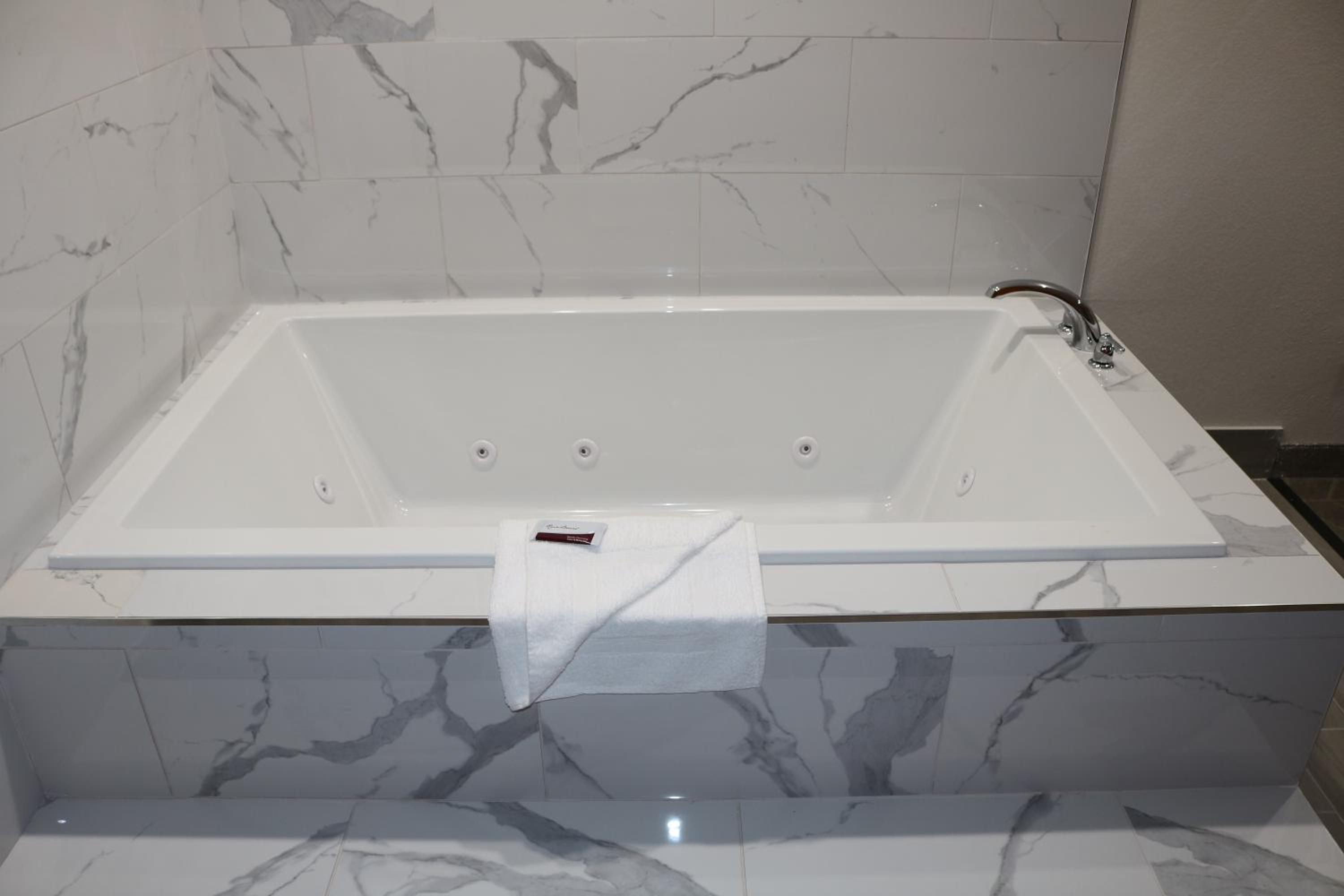 King Suite with Spa Bath photo 3