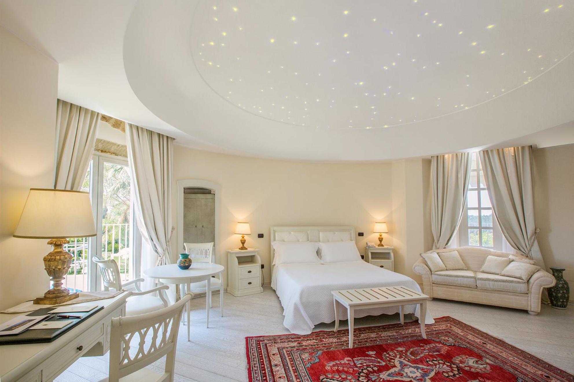 Junior Suite with Pool View - Photo 3