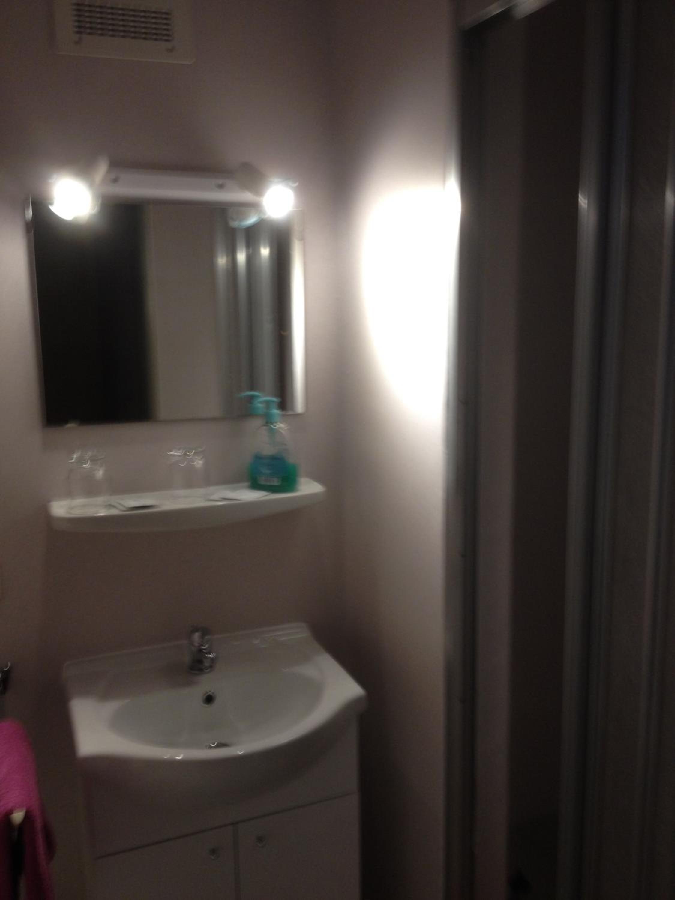 Double Room - Photo 7