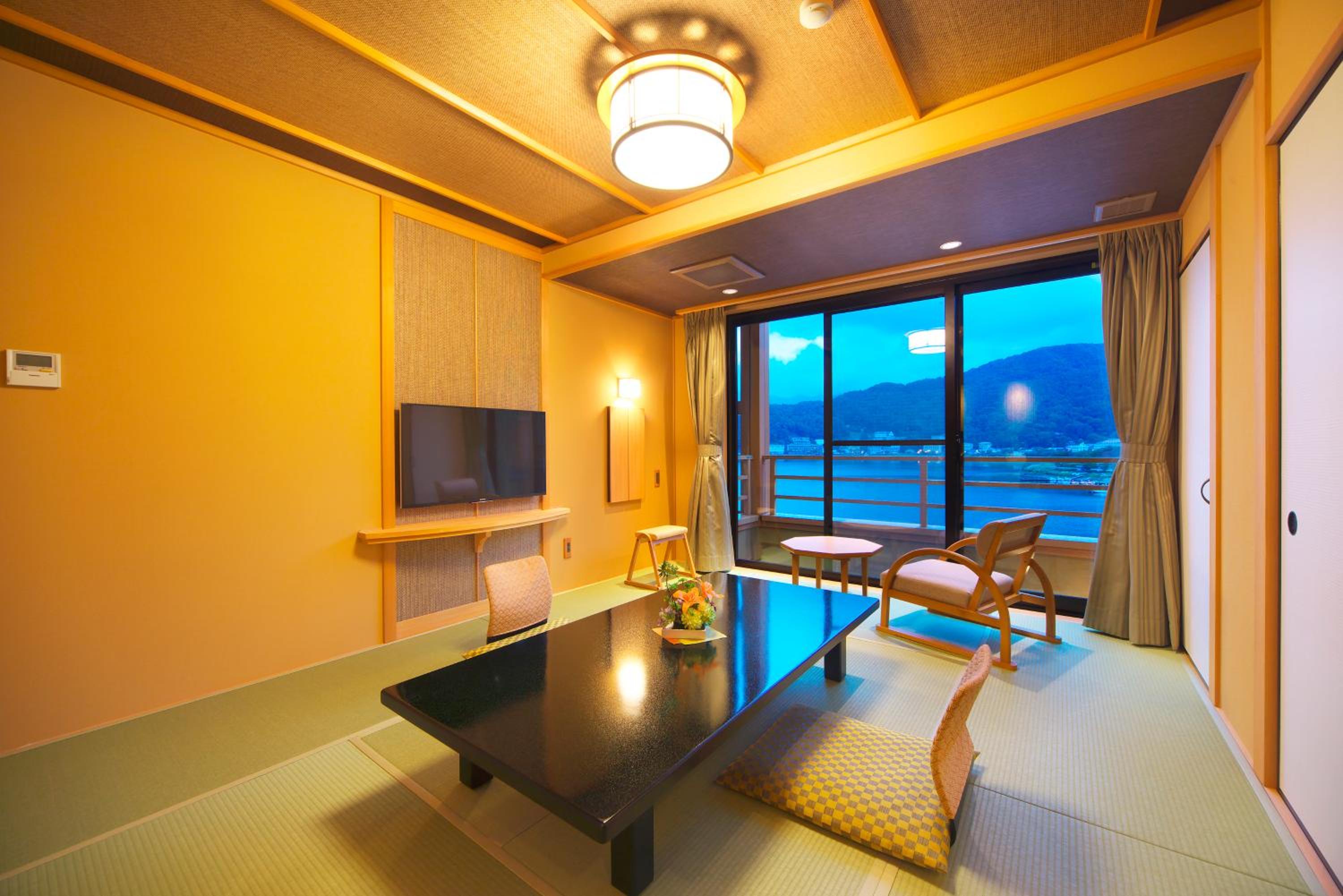 Quadruple Room with Lake View - Non-Smoking - Photo 6