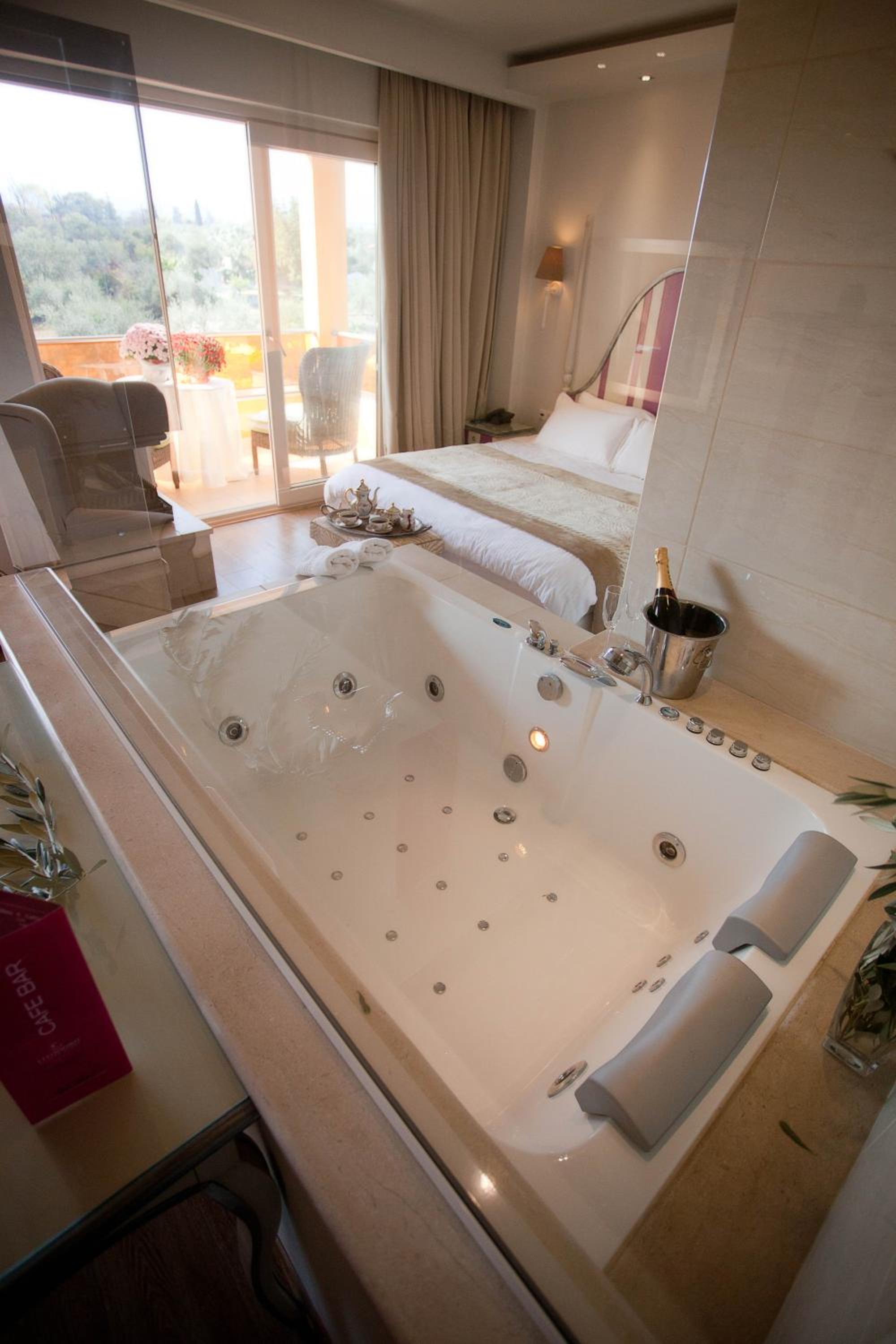 Superior Suite with Hot Tub - Photo 5