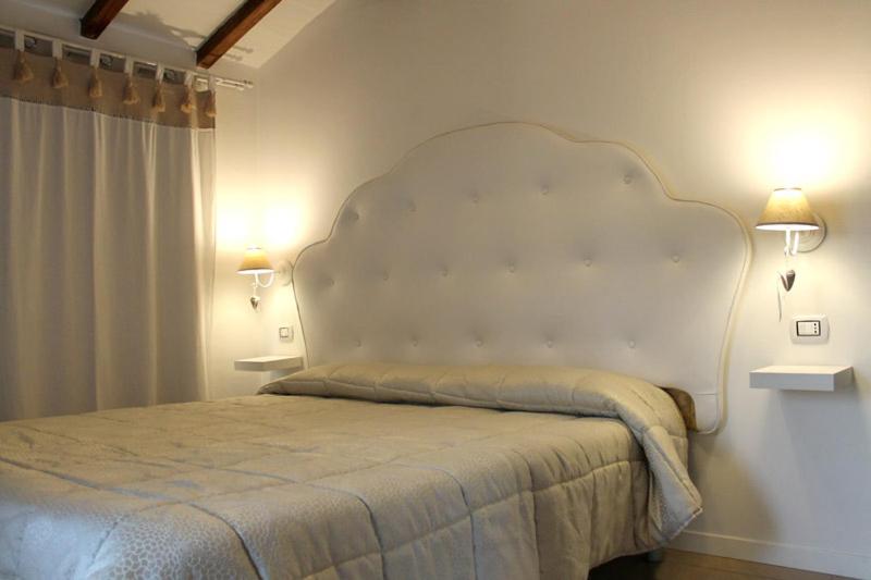 Double or Twin Room with Bathroom - Photo 1