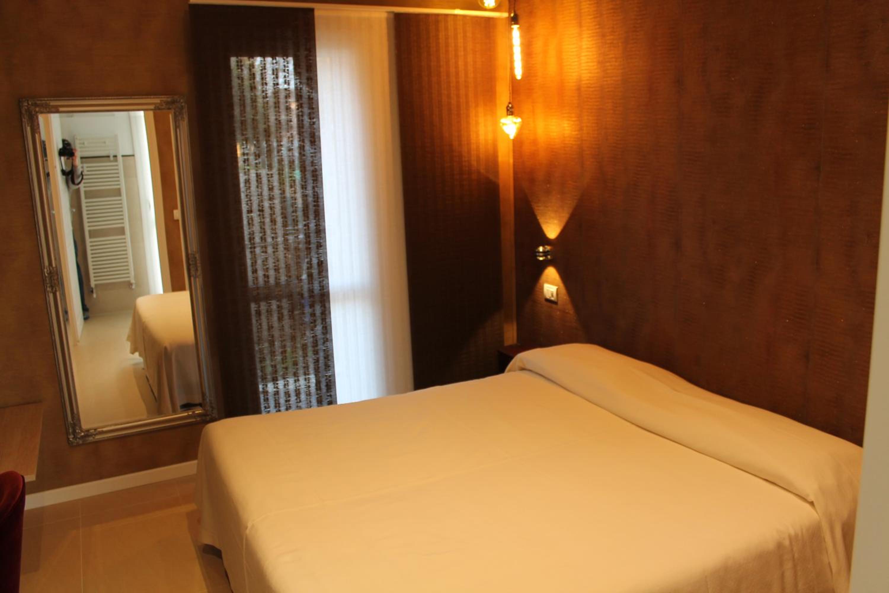 Double or Twin Room with Bathroom - Photo 2