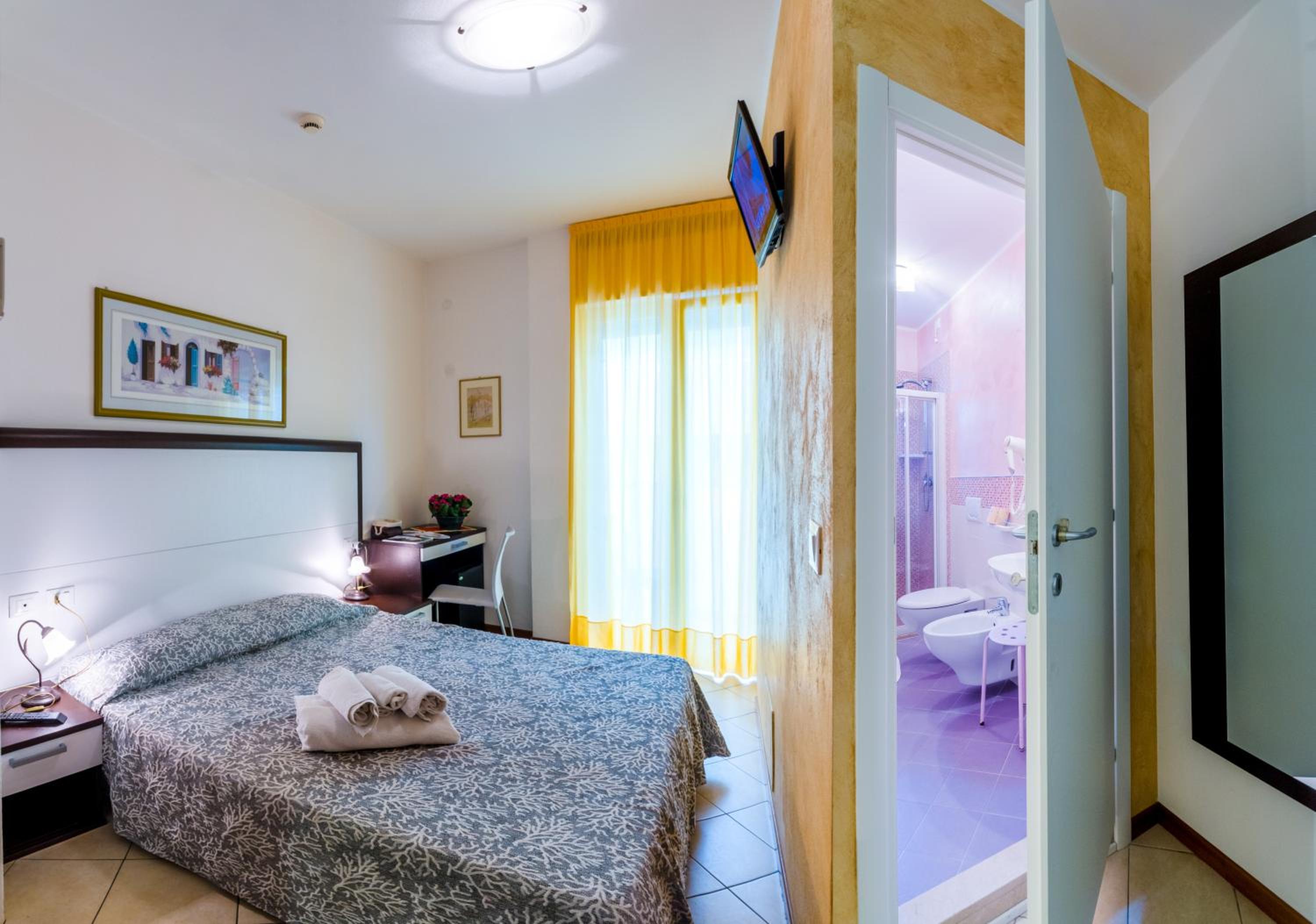 Classic Double Room with Balcony - Photo 2