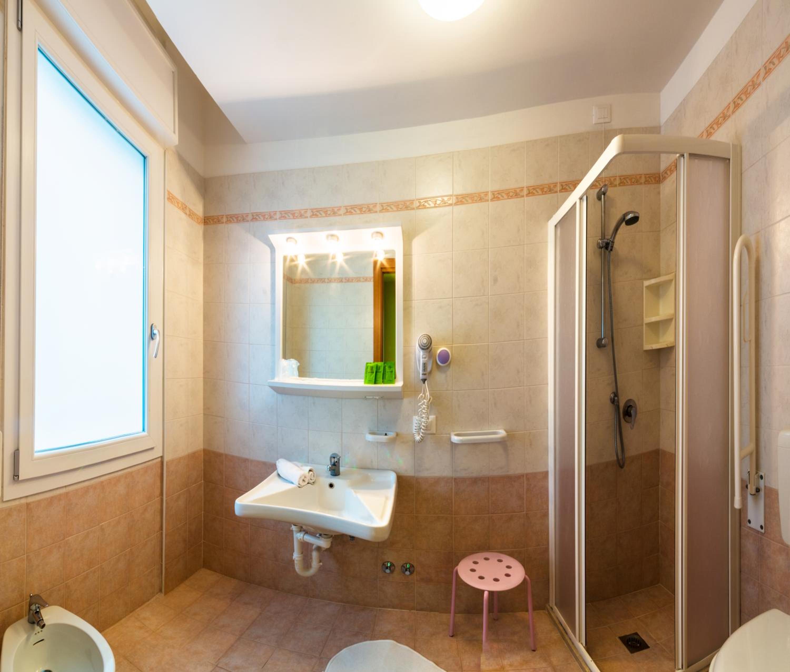 Classic Double Room with Balcony - Photo 4