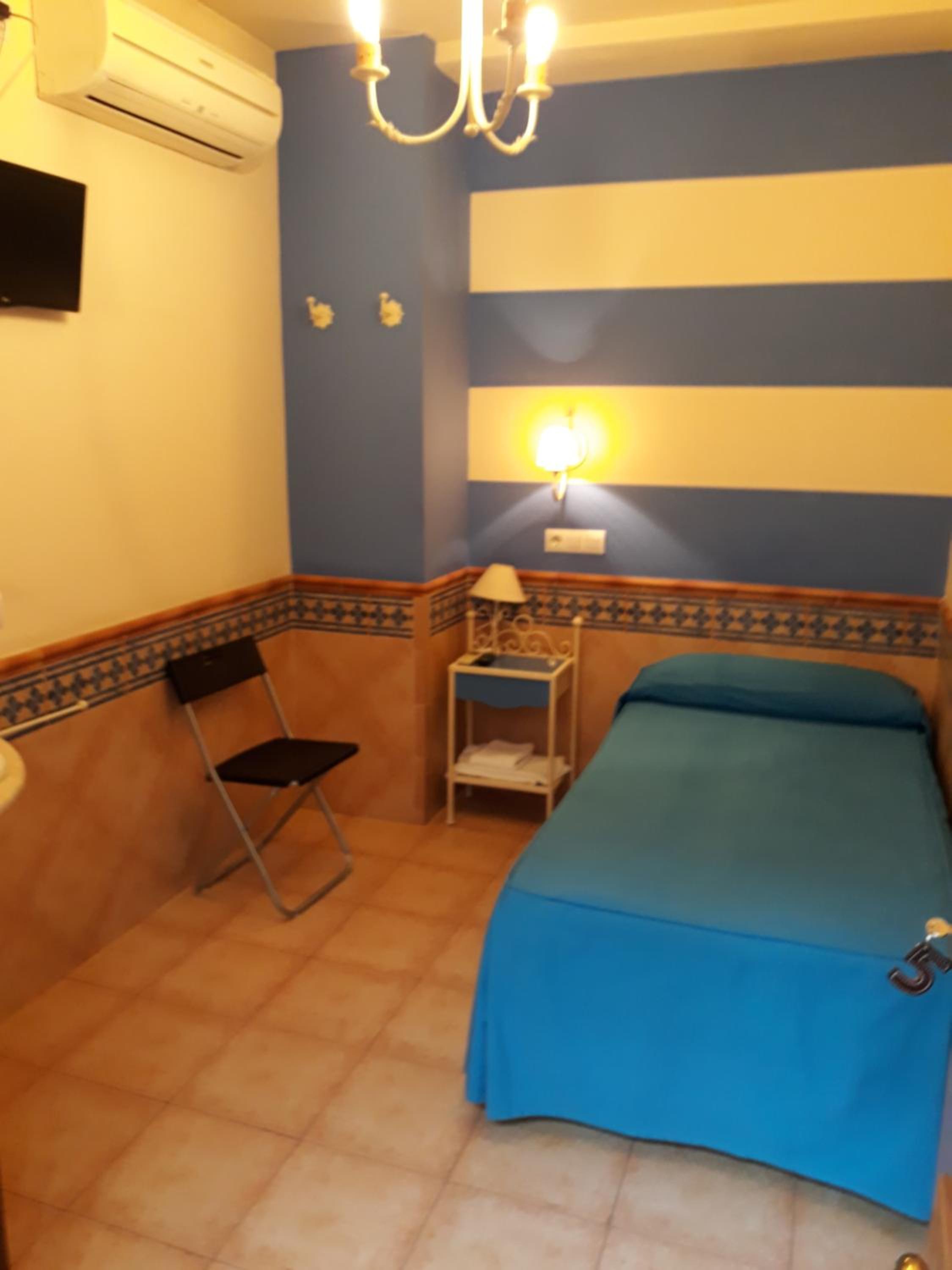 Habitación individual con baño privado externo.