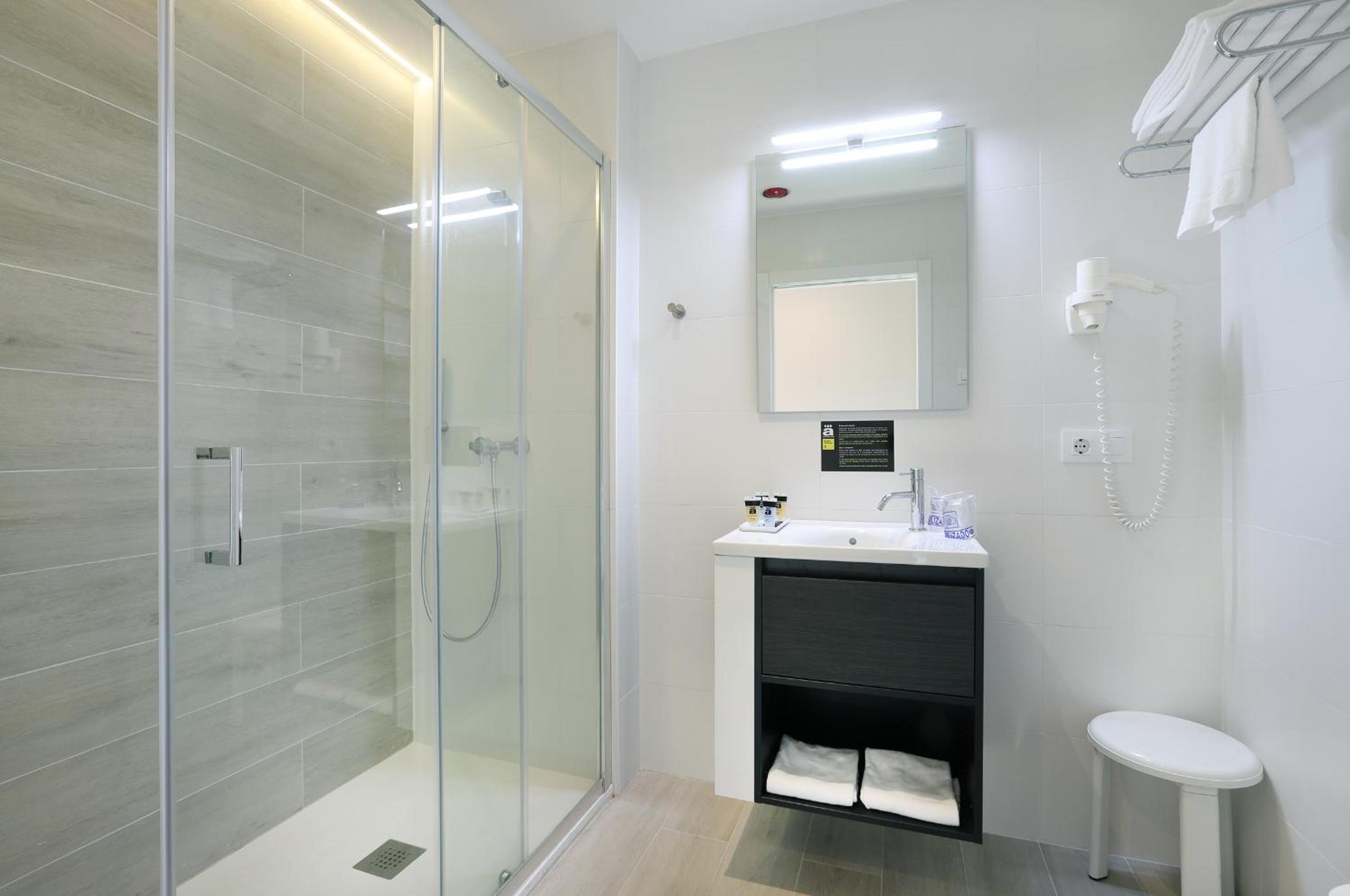 Superior Double or Twin Room with City View - Photo 5