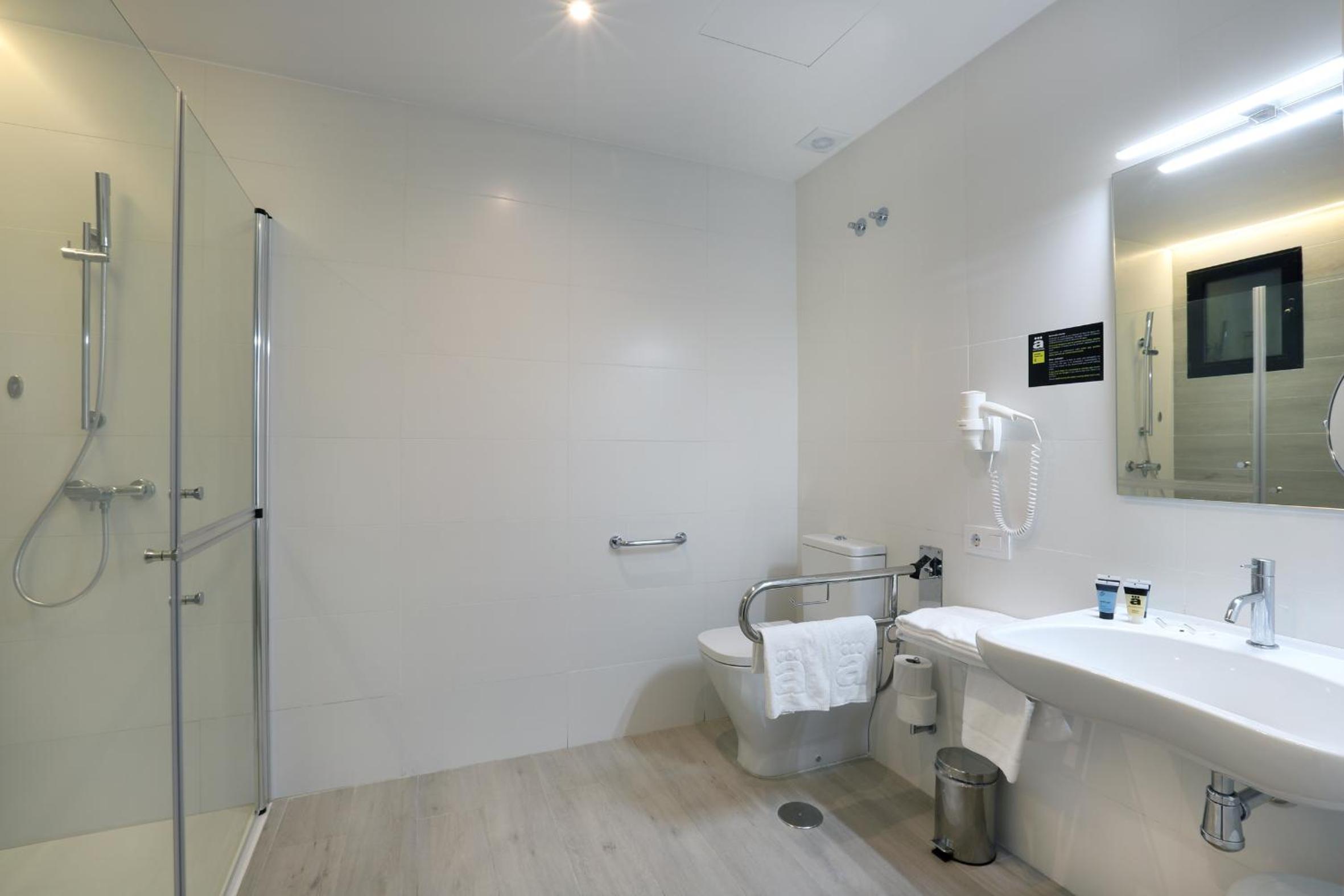 Standard Double or Twin Room - Photo 8