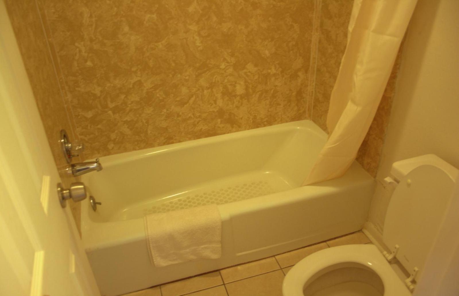 King Room - Non-Smoking - Photo 5