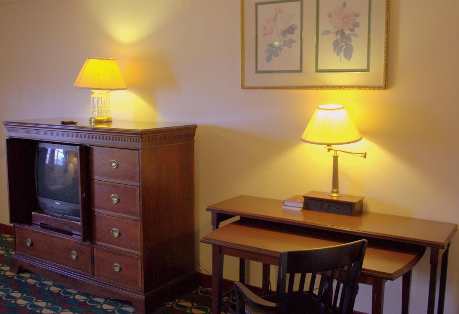 King Room - Non-Smoking - Photo 2