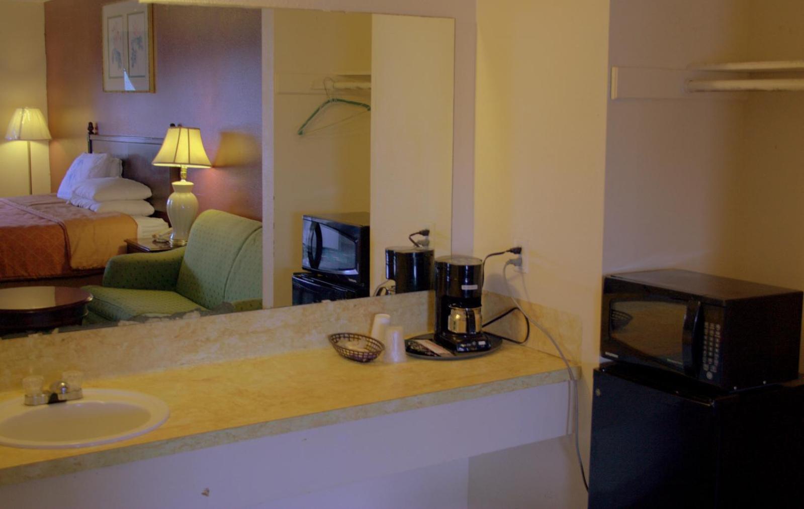 King Room - Non-Smoking - Photo 3