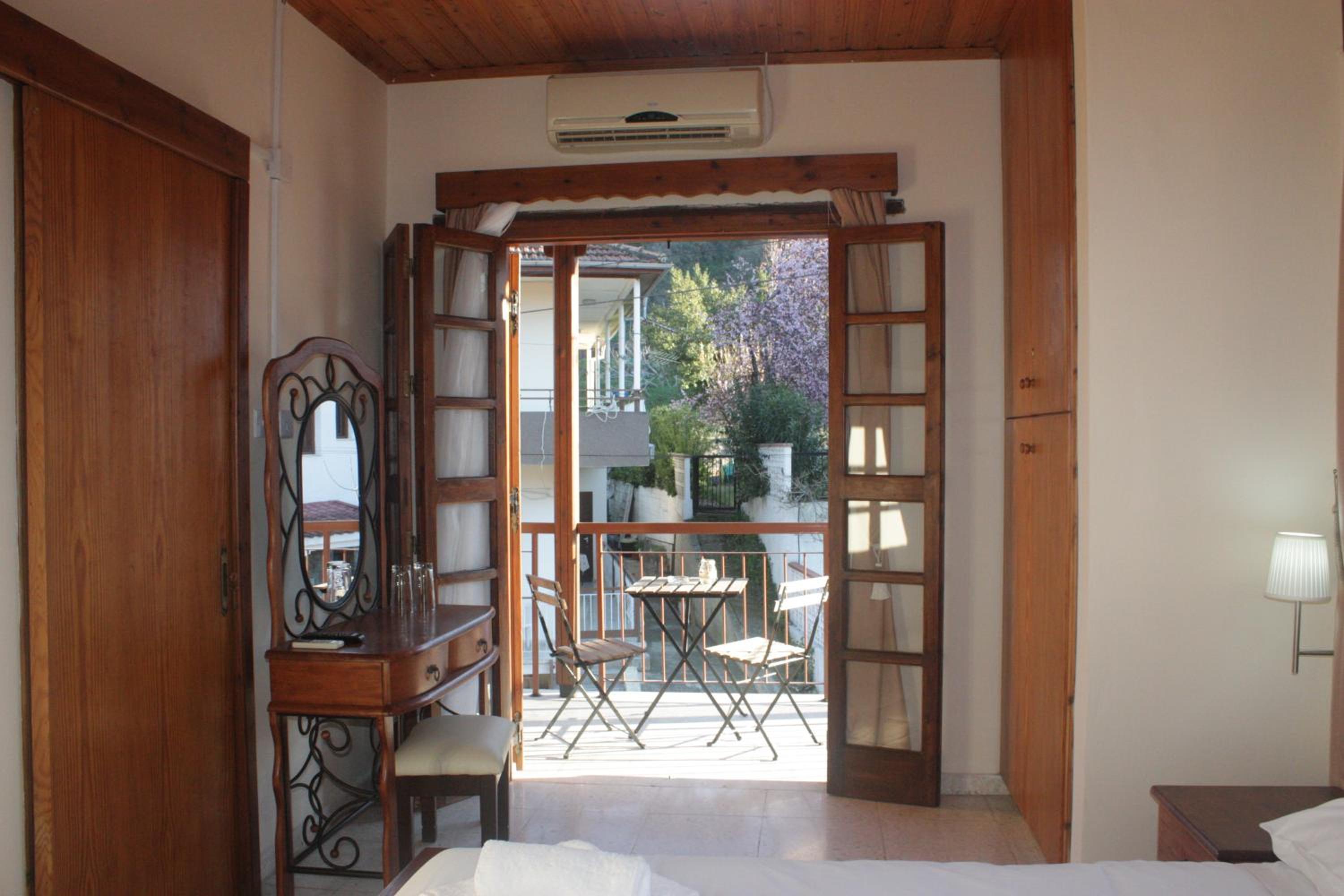 Triple Room with Balcony - Photo 5
