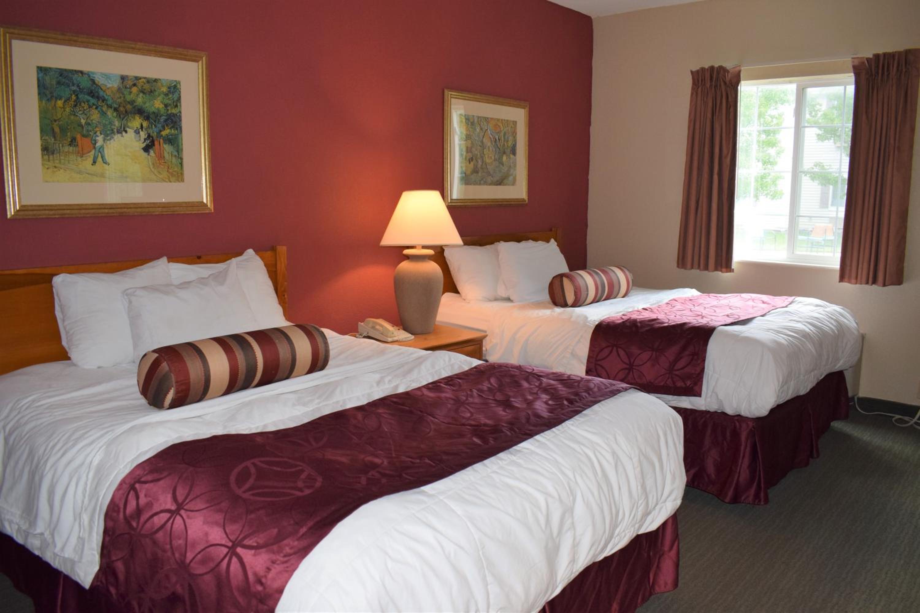 Queen Room with Two Queen Beds - Non-Smoking - Photo 3
