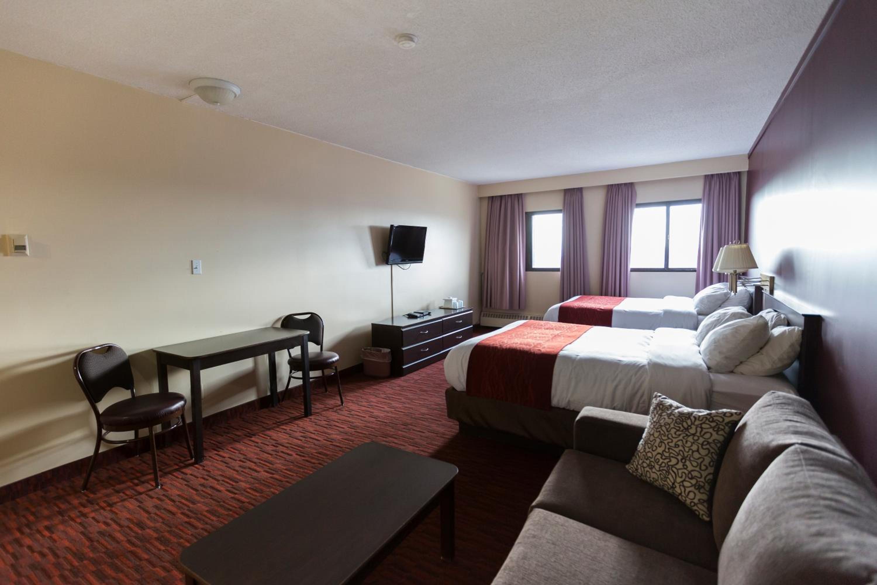 Queen Room with Two Queen Beds and Kitchenette - Photo 5