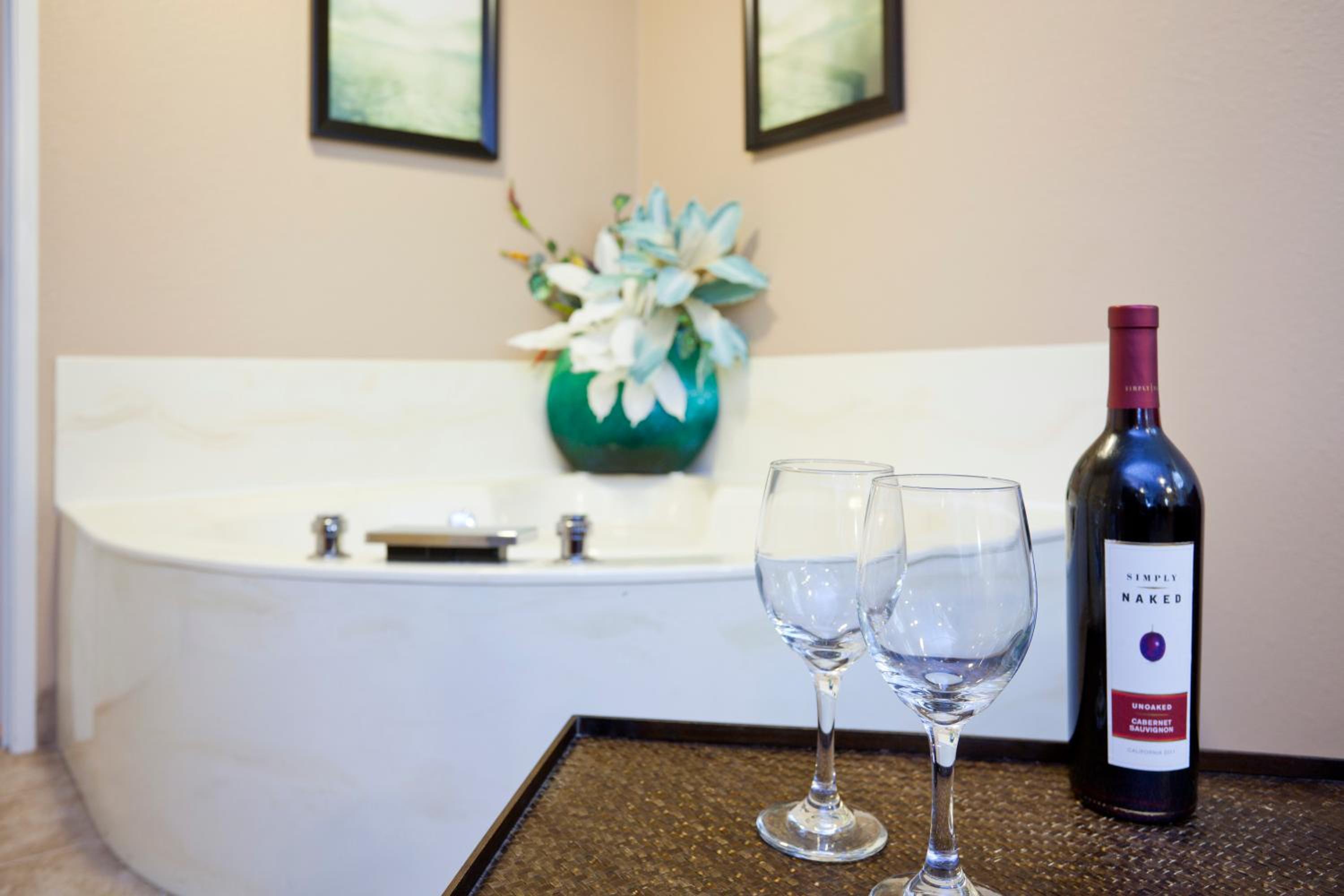 King Suite with Spa Bath - Photo 3