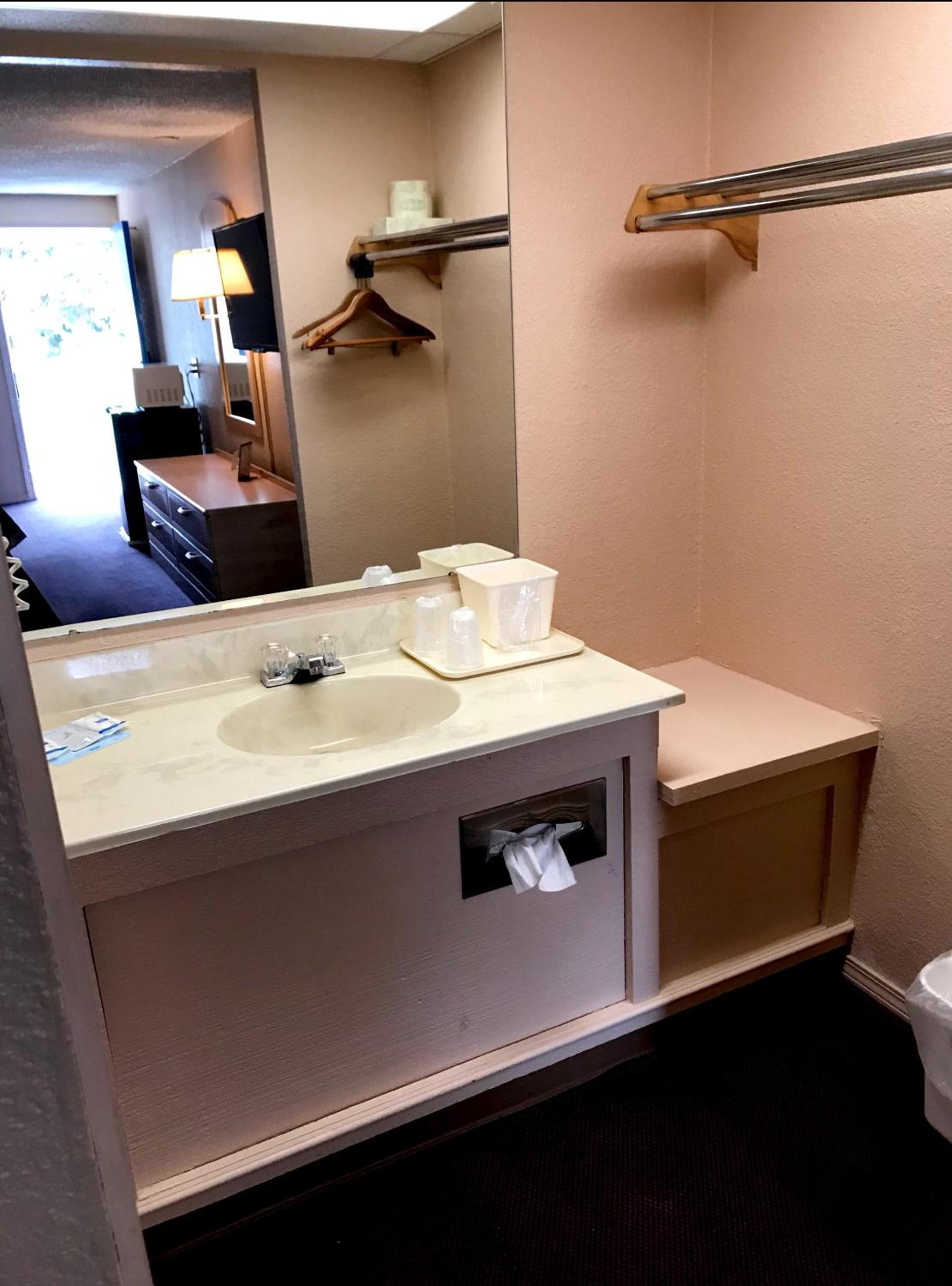 Double Room with Two Double Beds - Smoking - Photo 10