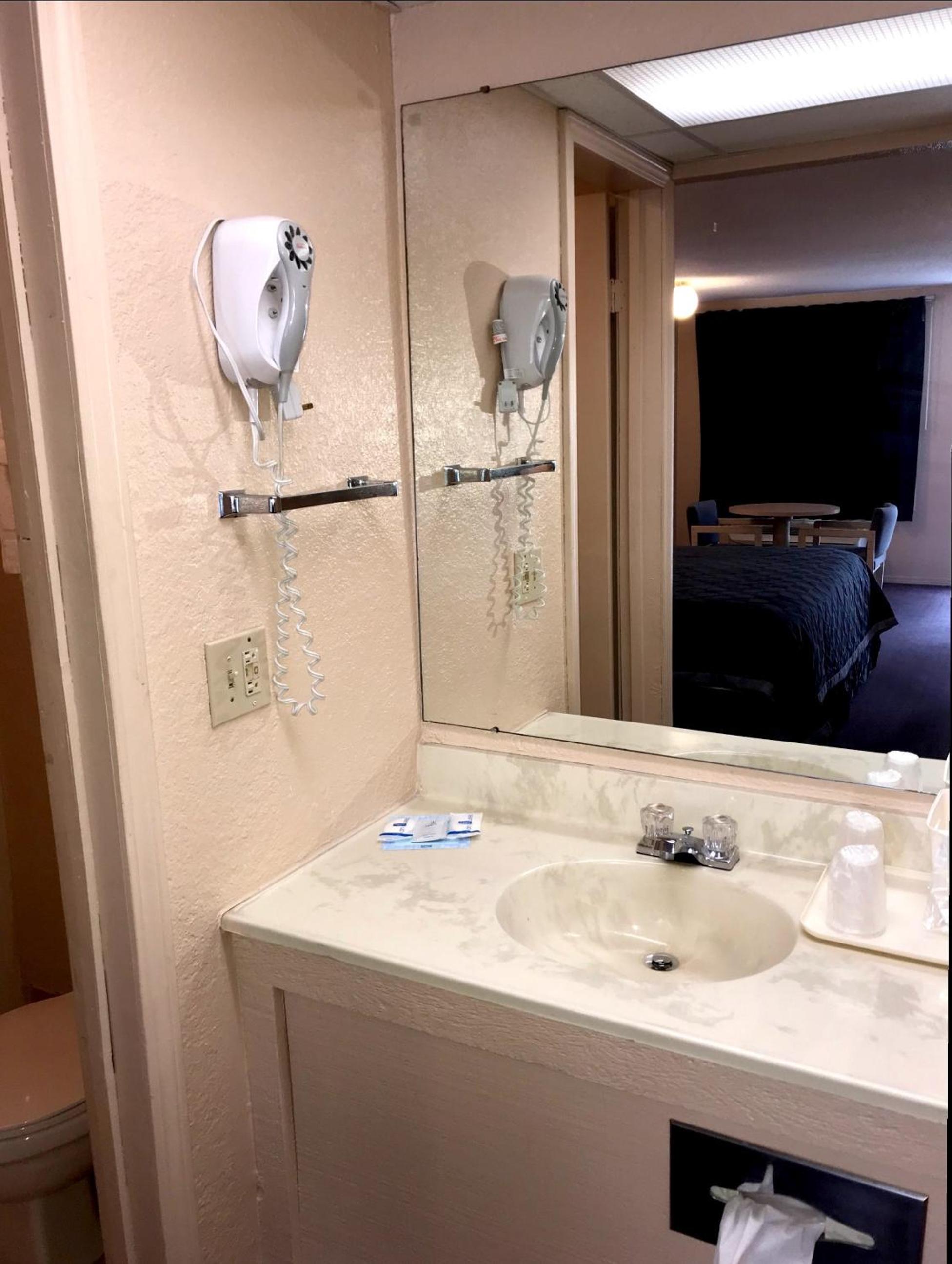 Double Room with Two Double Beds - Smoking - Photo 9