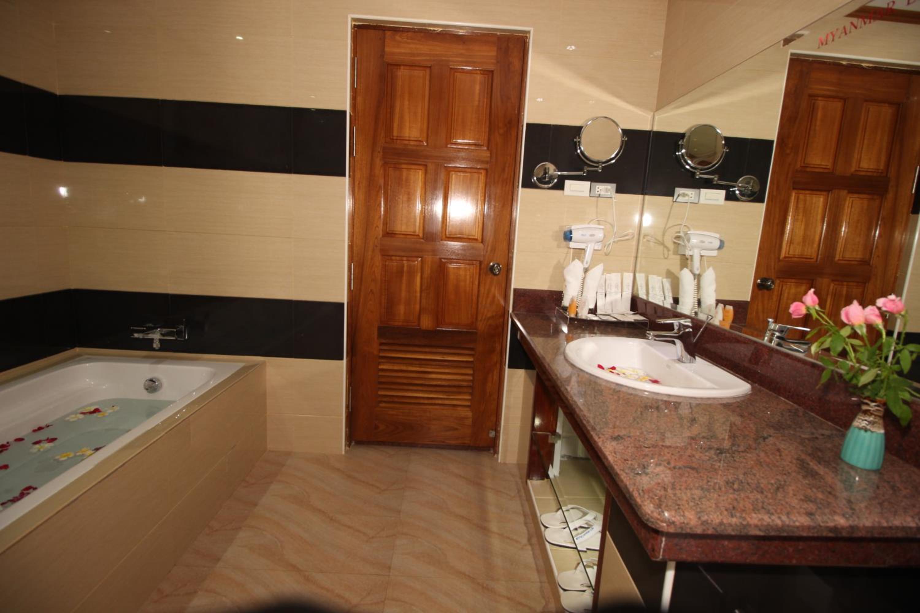 Luxury Suite - Lower Floor photo 1