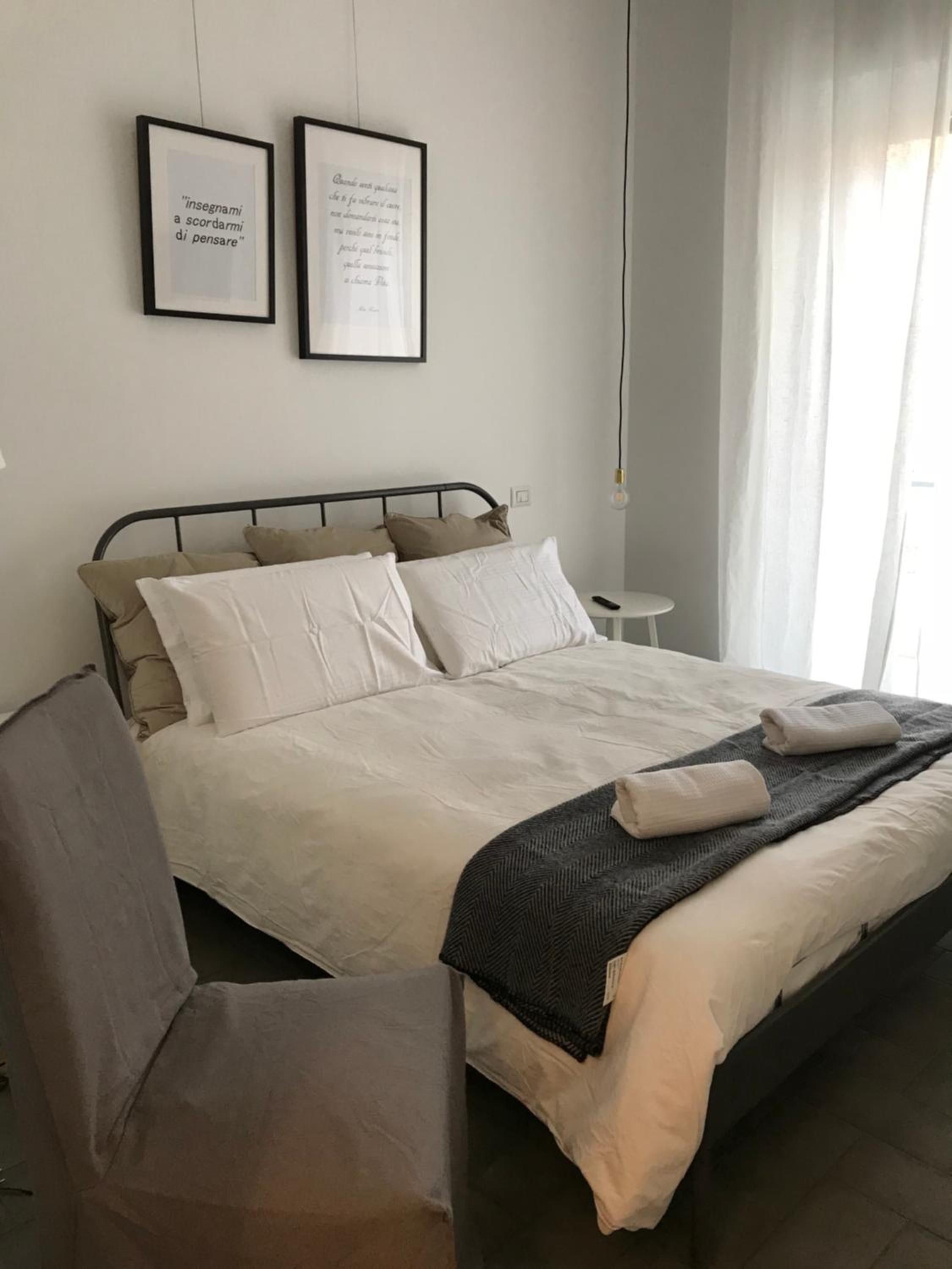 King Room with Balcony - Photo 6
