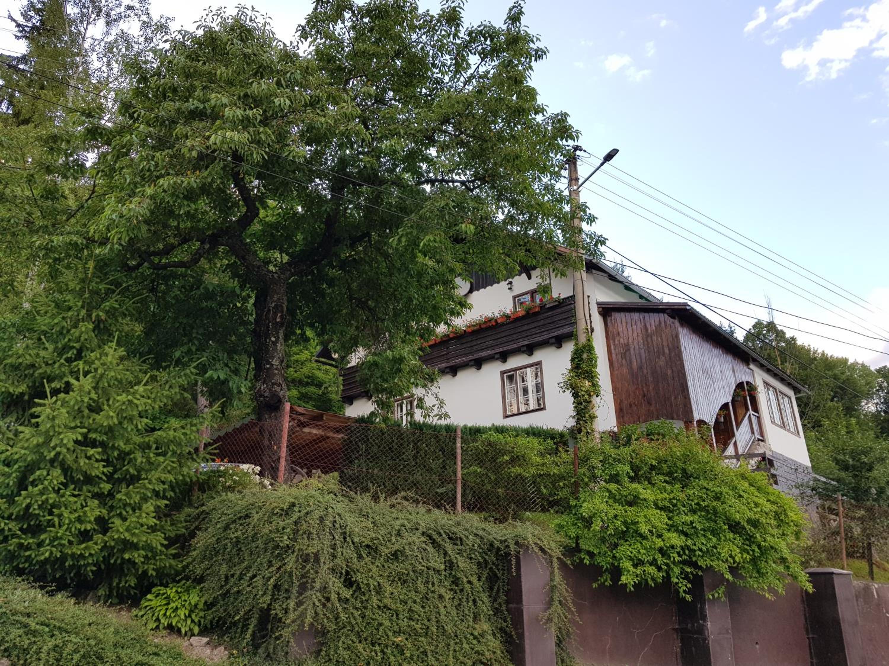 Five-Bedroom House - Photo 25