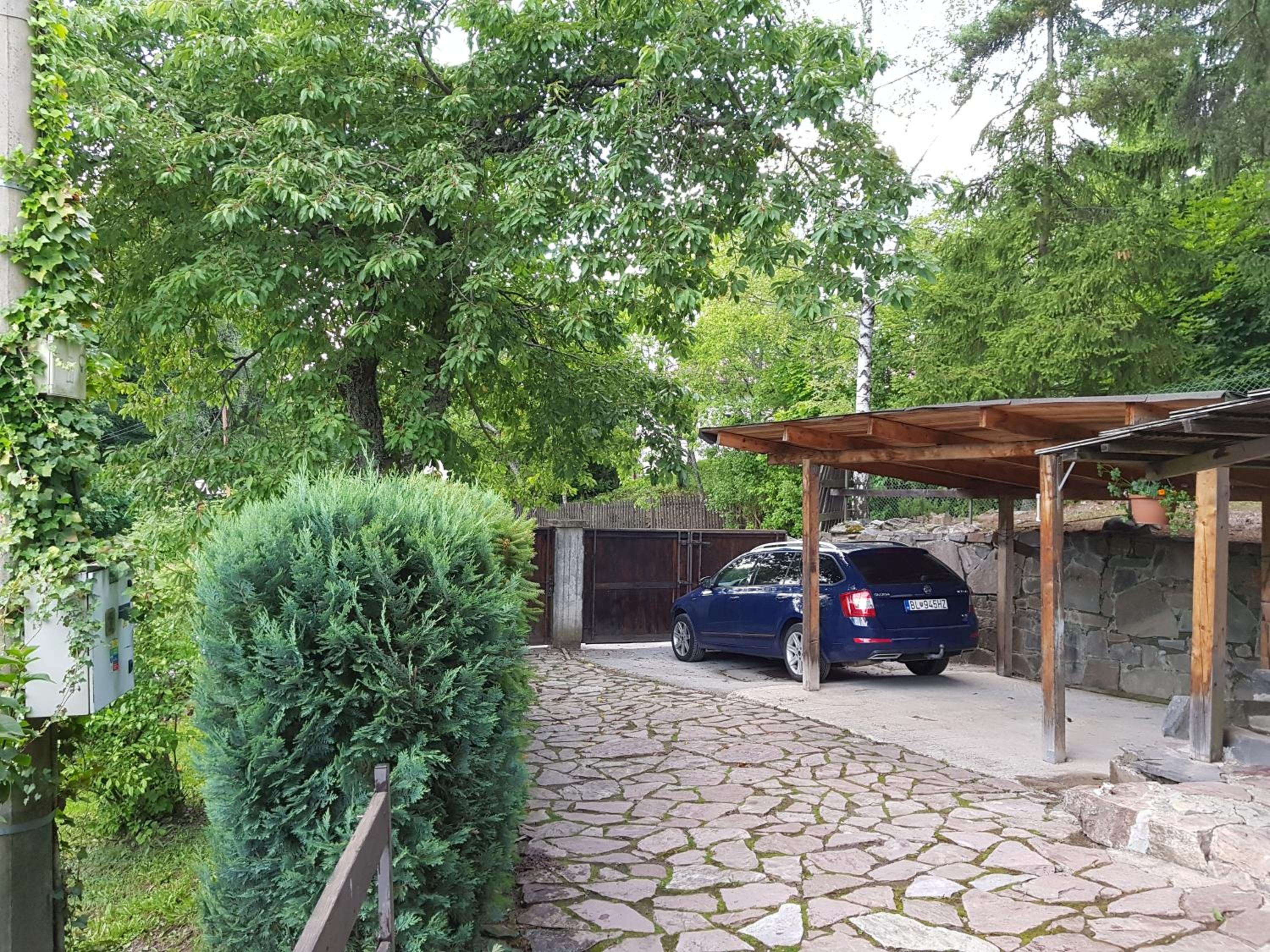Five-Bedroom House - Photo 3