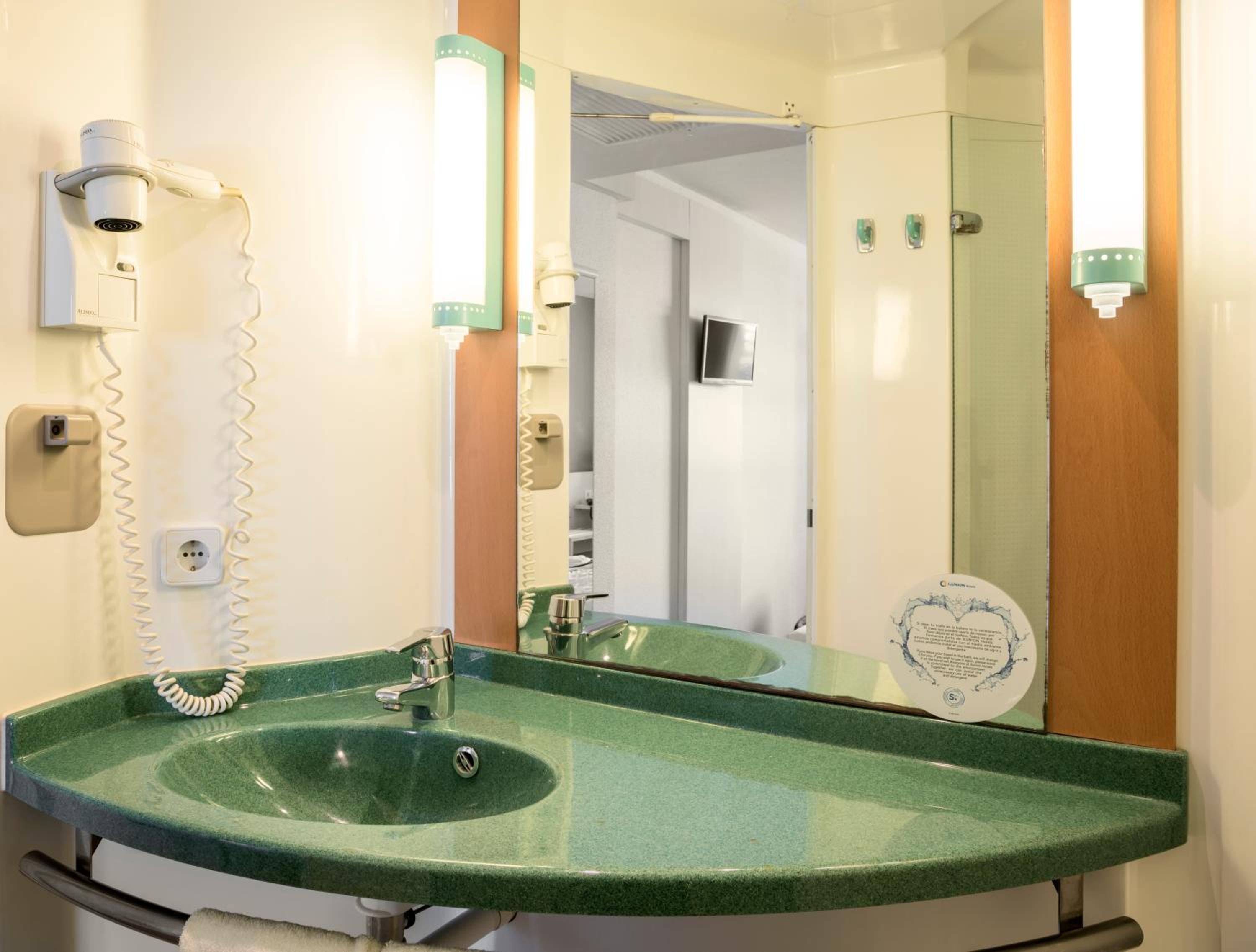 Standard Triple Room (2 Adults + 1 Child) photo 3