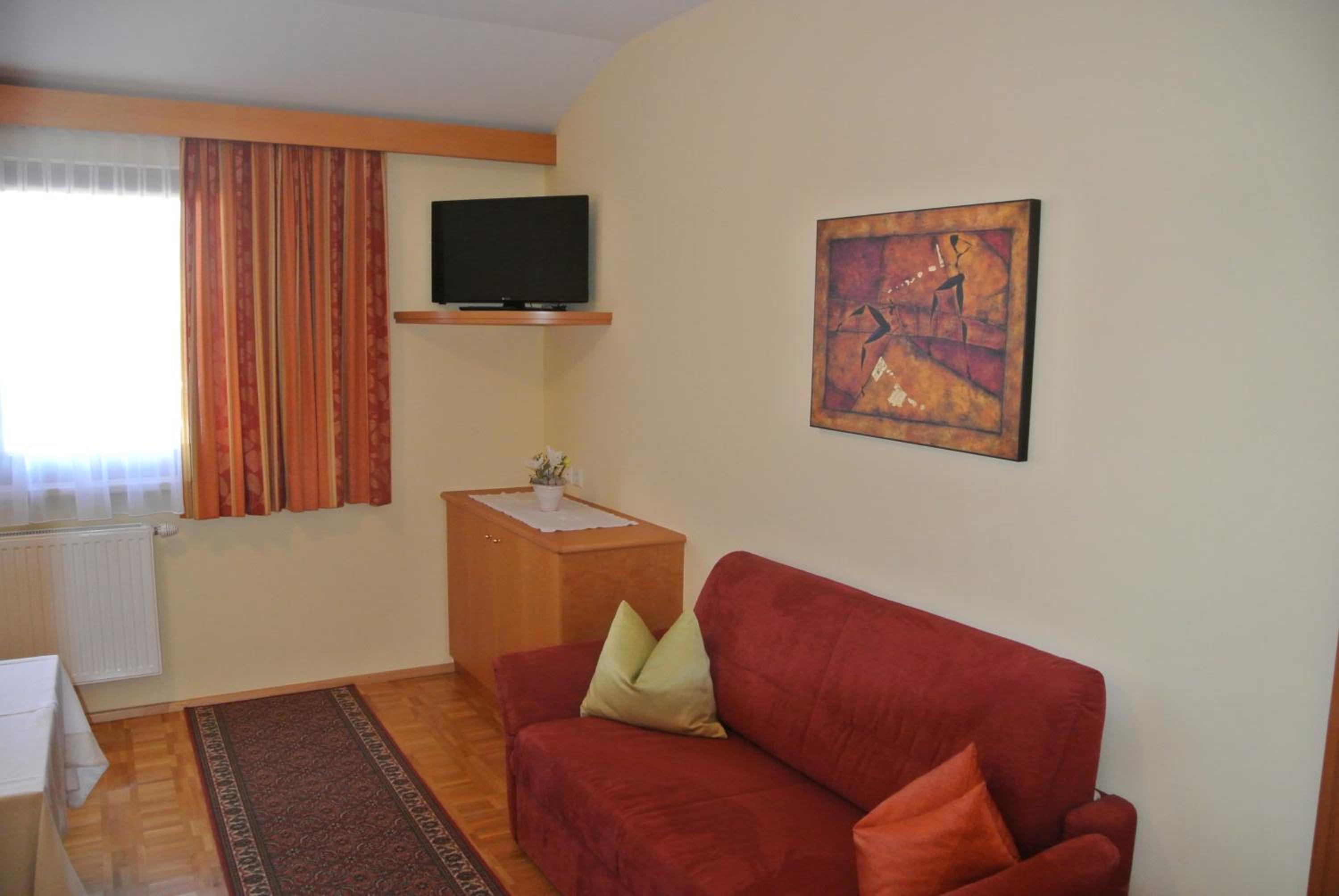 Family Room with Mountain View - Photo 2