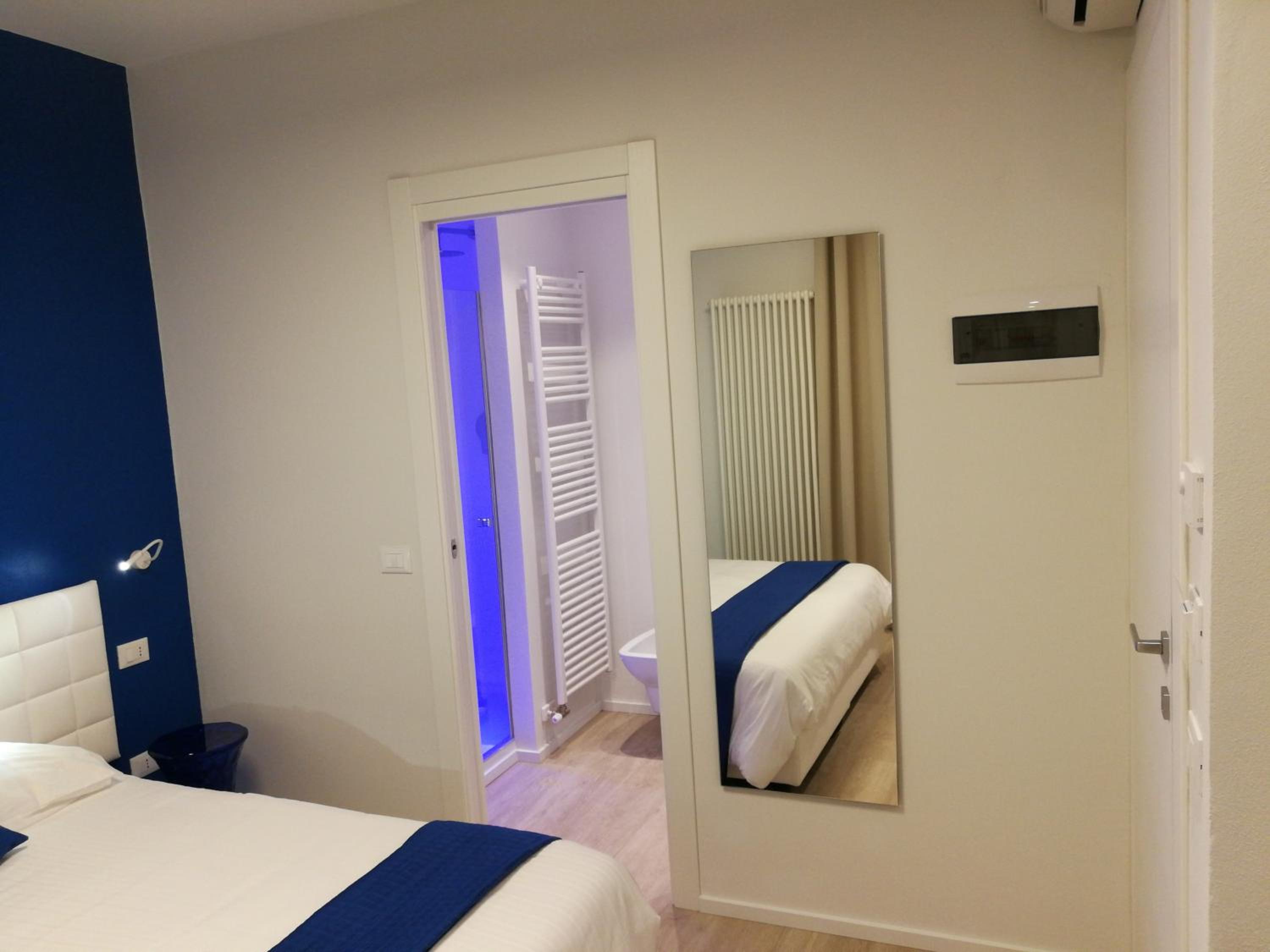 Double or Twin Room - Photo 13