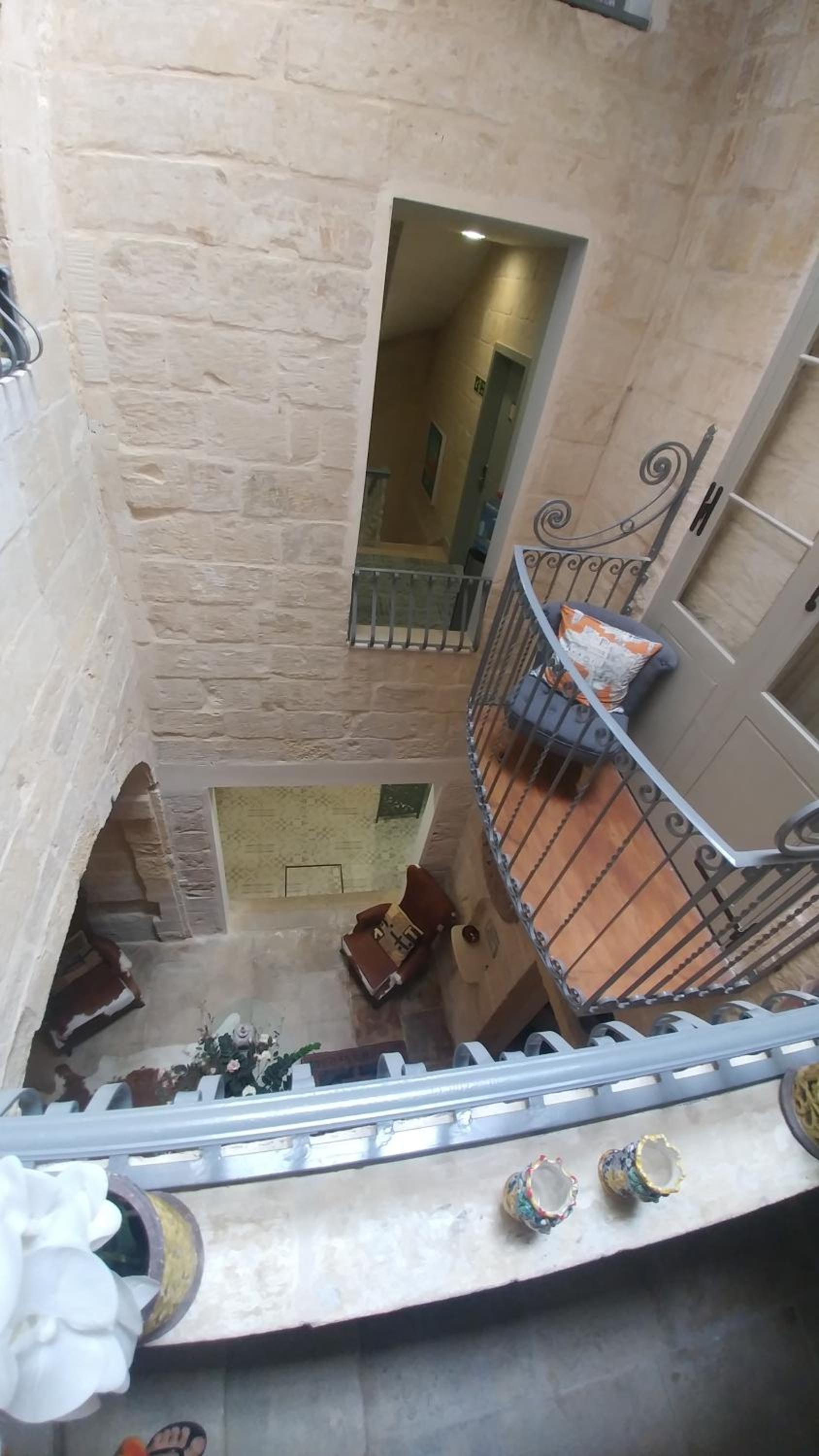 Large Twin Room with Courtyard Balcony (No Window) - Photo 6