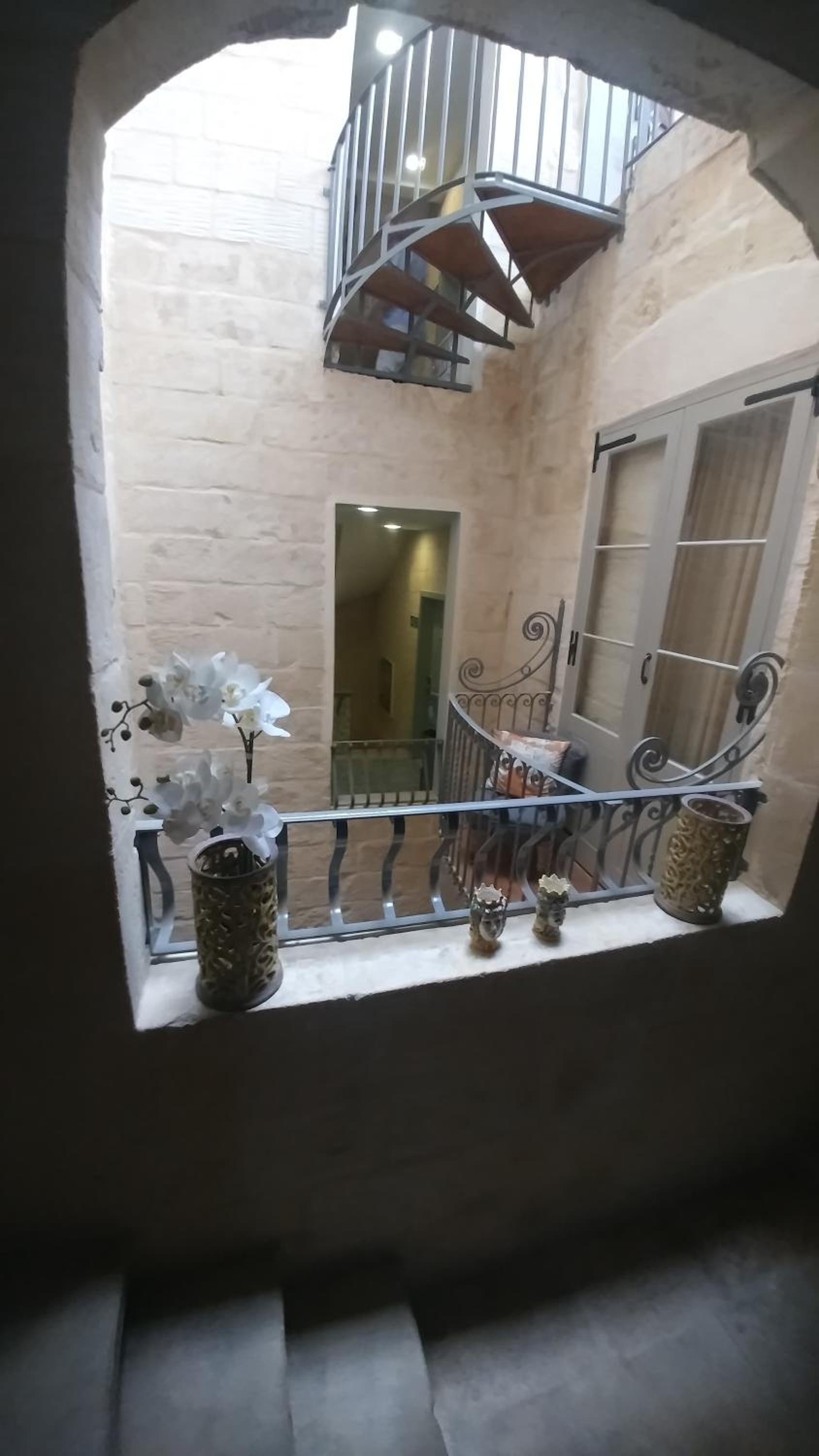 Large Twin Room with Courtyard Balcony (No Window) - Photo 5