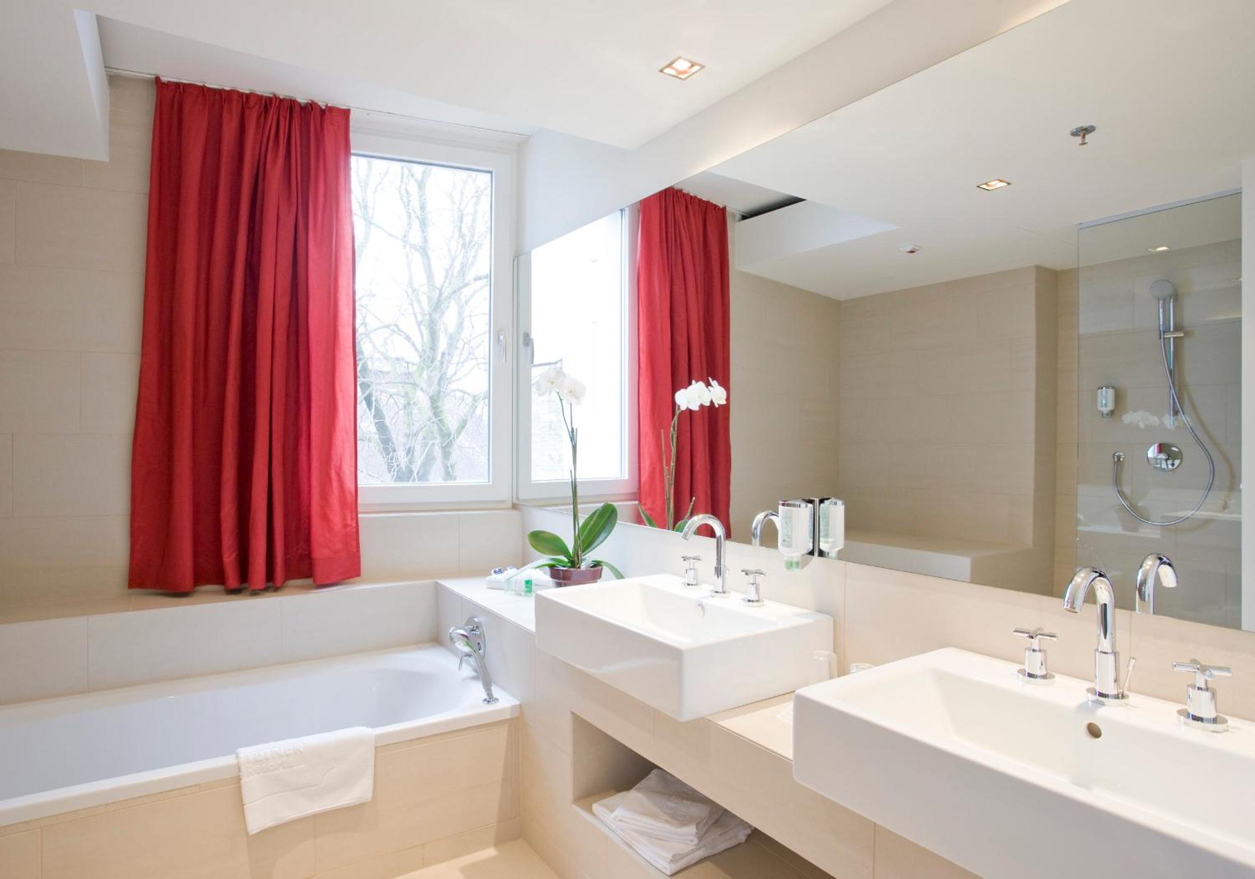 Senior Suite (with access to Rooftop Lounge) - Photo 10