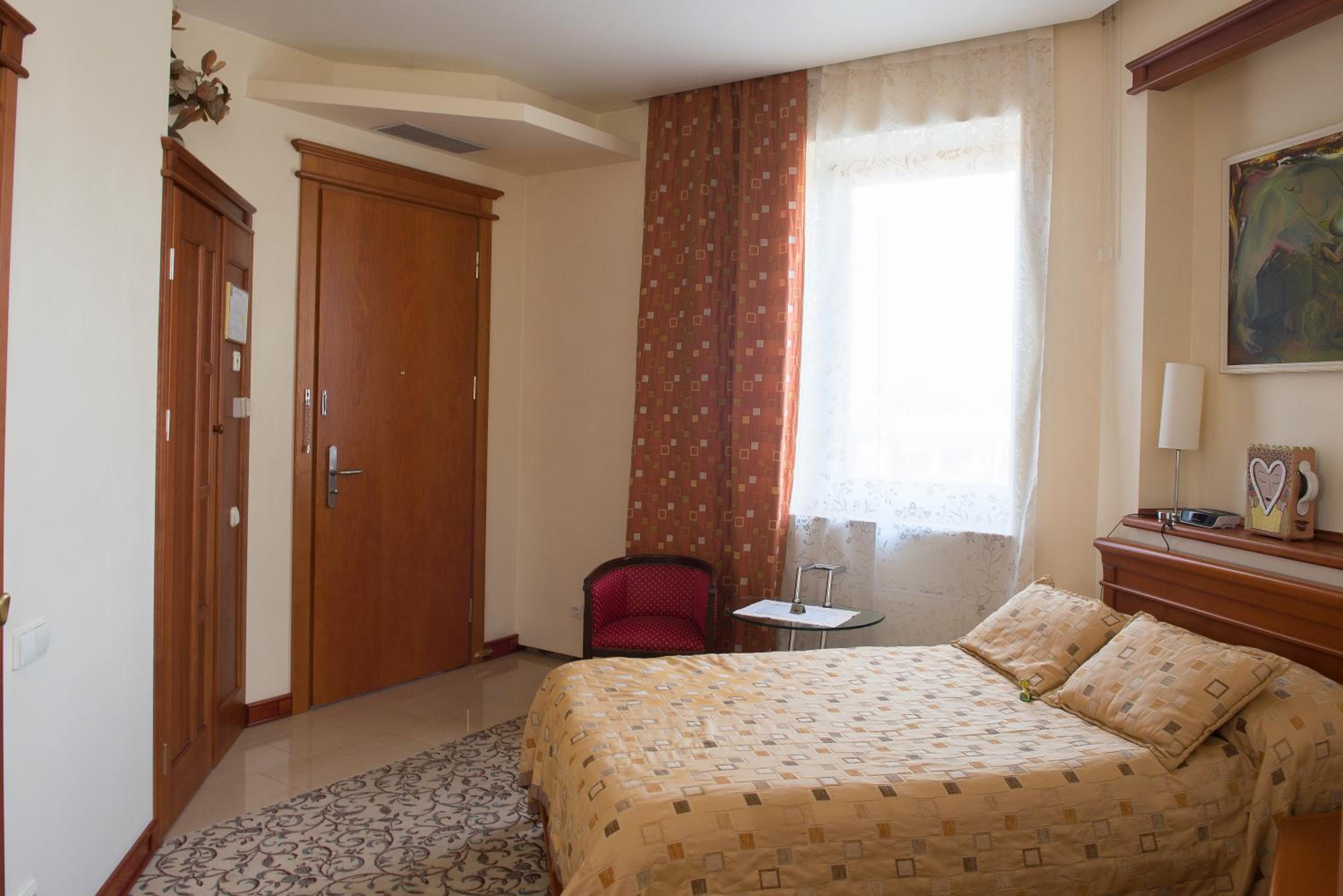 Standard Double Room - Photo 9