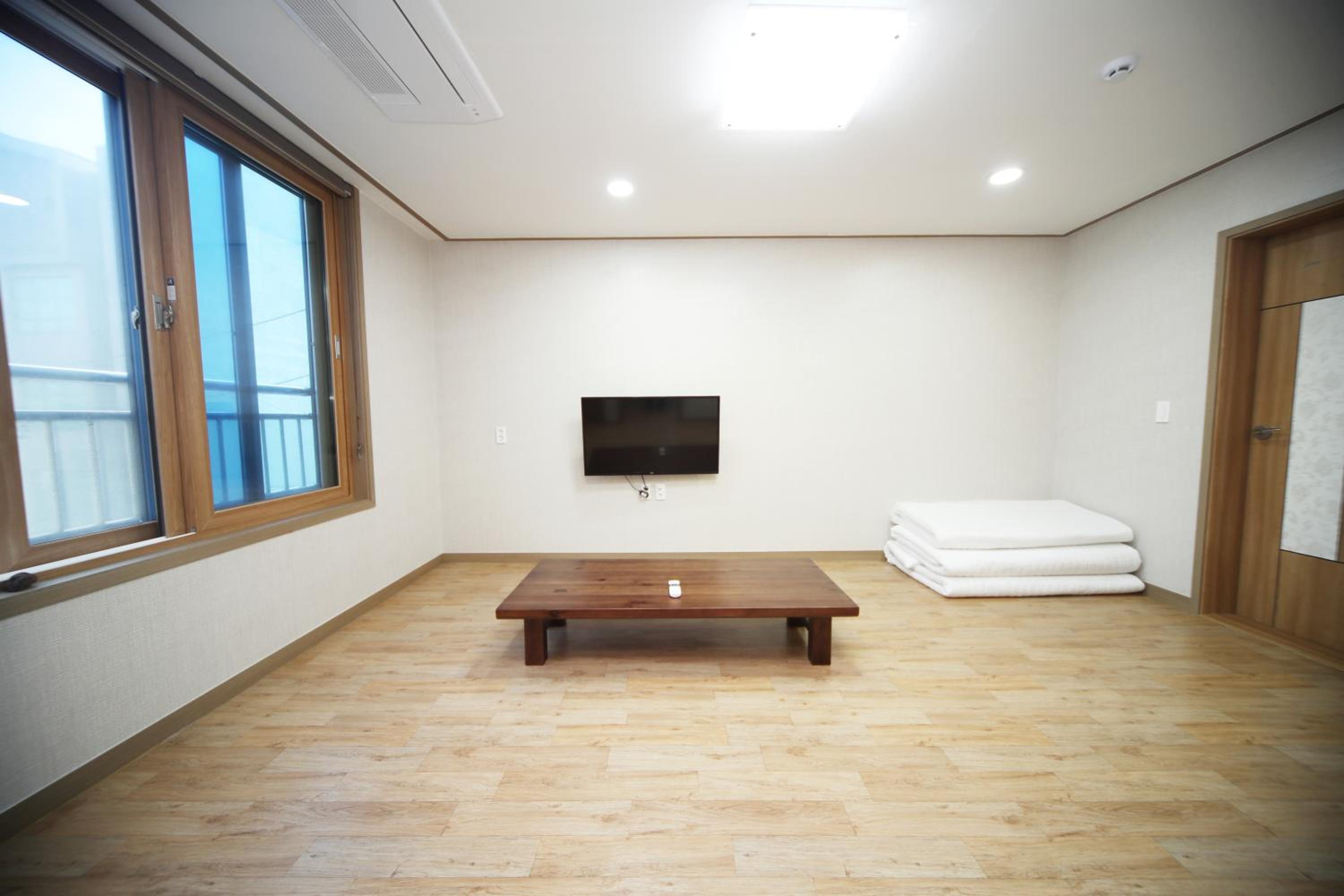 Two-Bedroom House - Photo 8