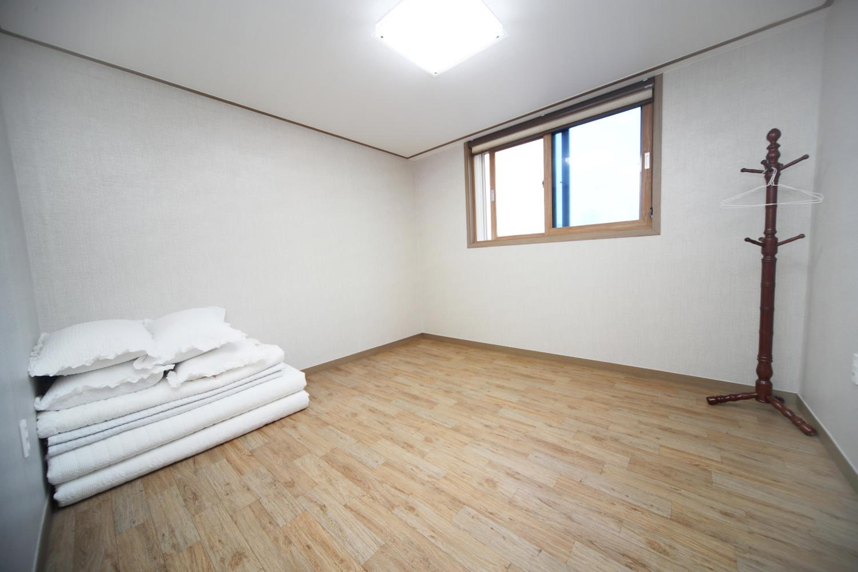 Two-Bedroom House - Photo 4