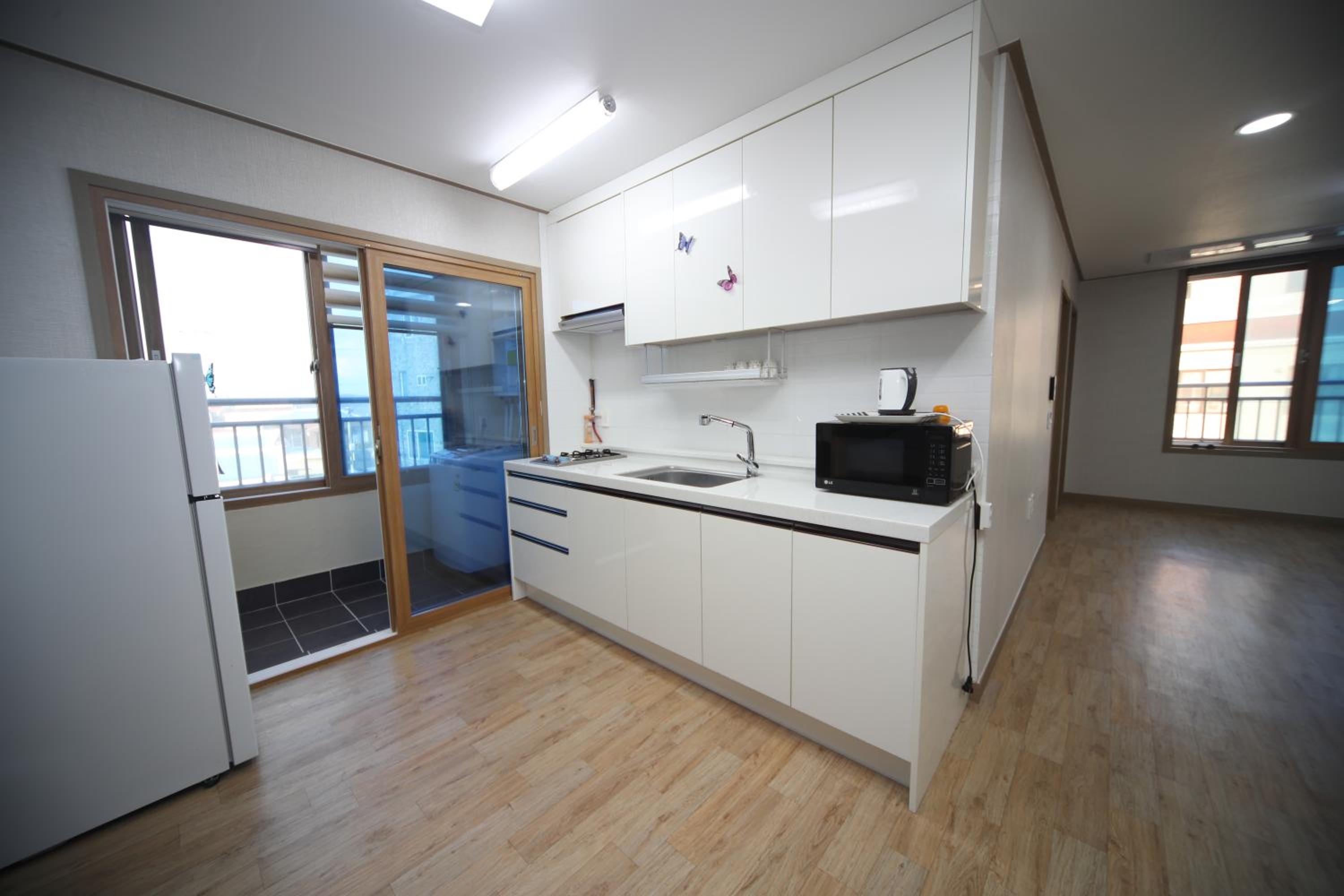 Two-Bedroom House - Photo 5