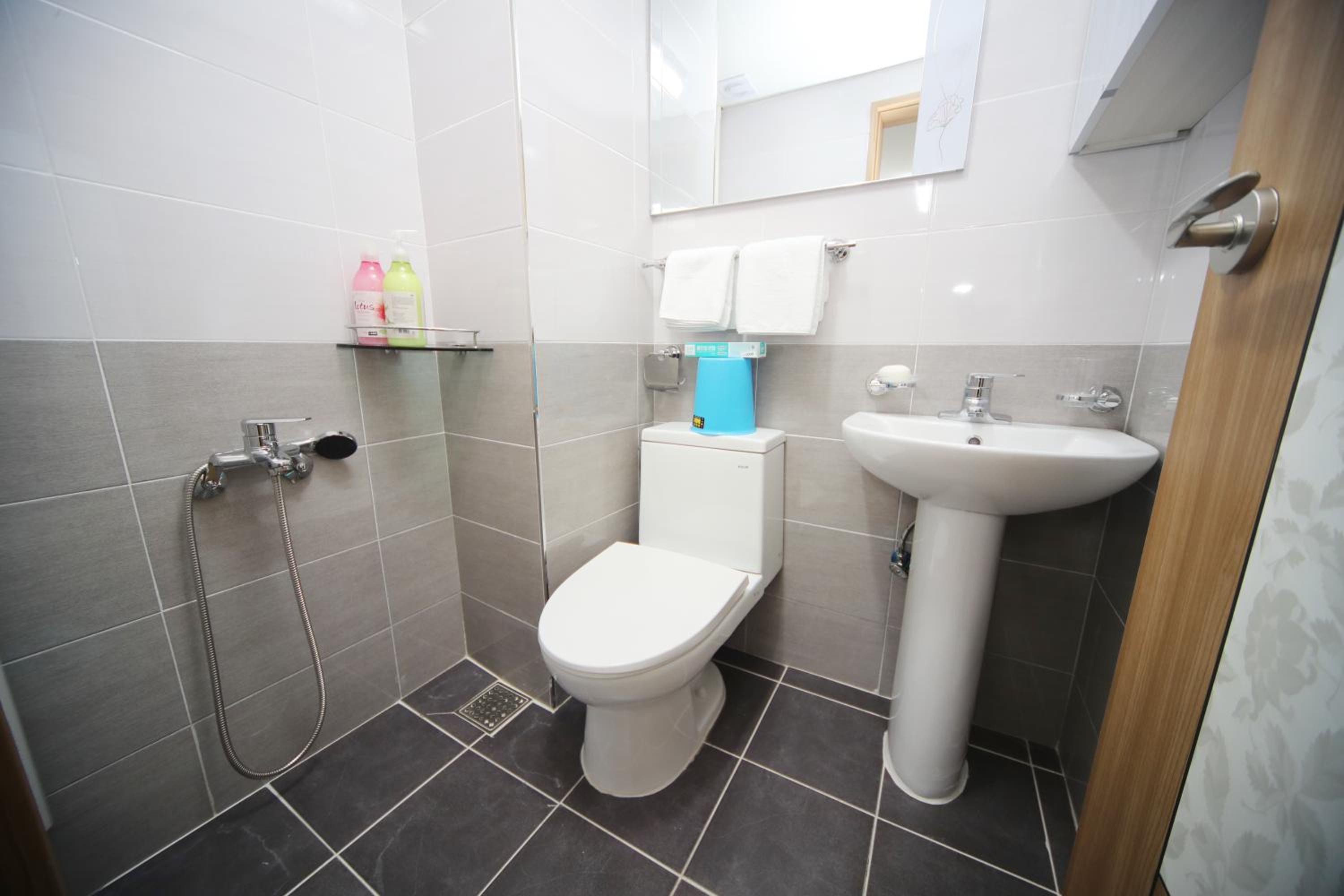 One-Bedroom House - Photo 4
