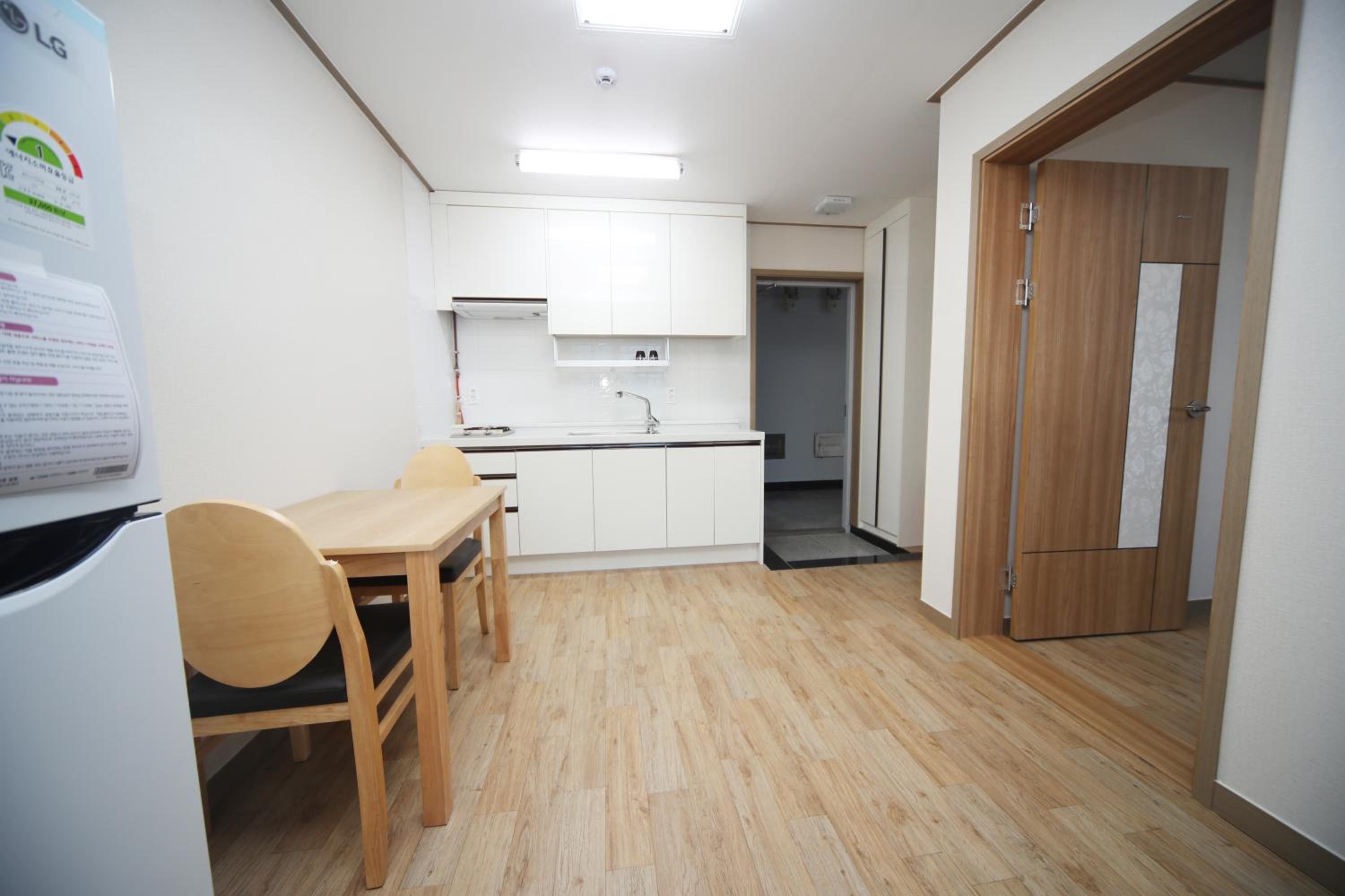 One-Bedroom House - Photo 6