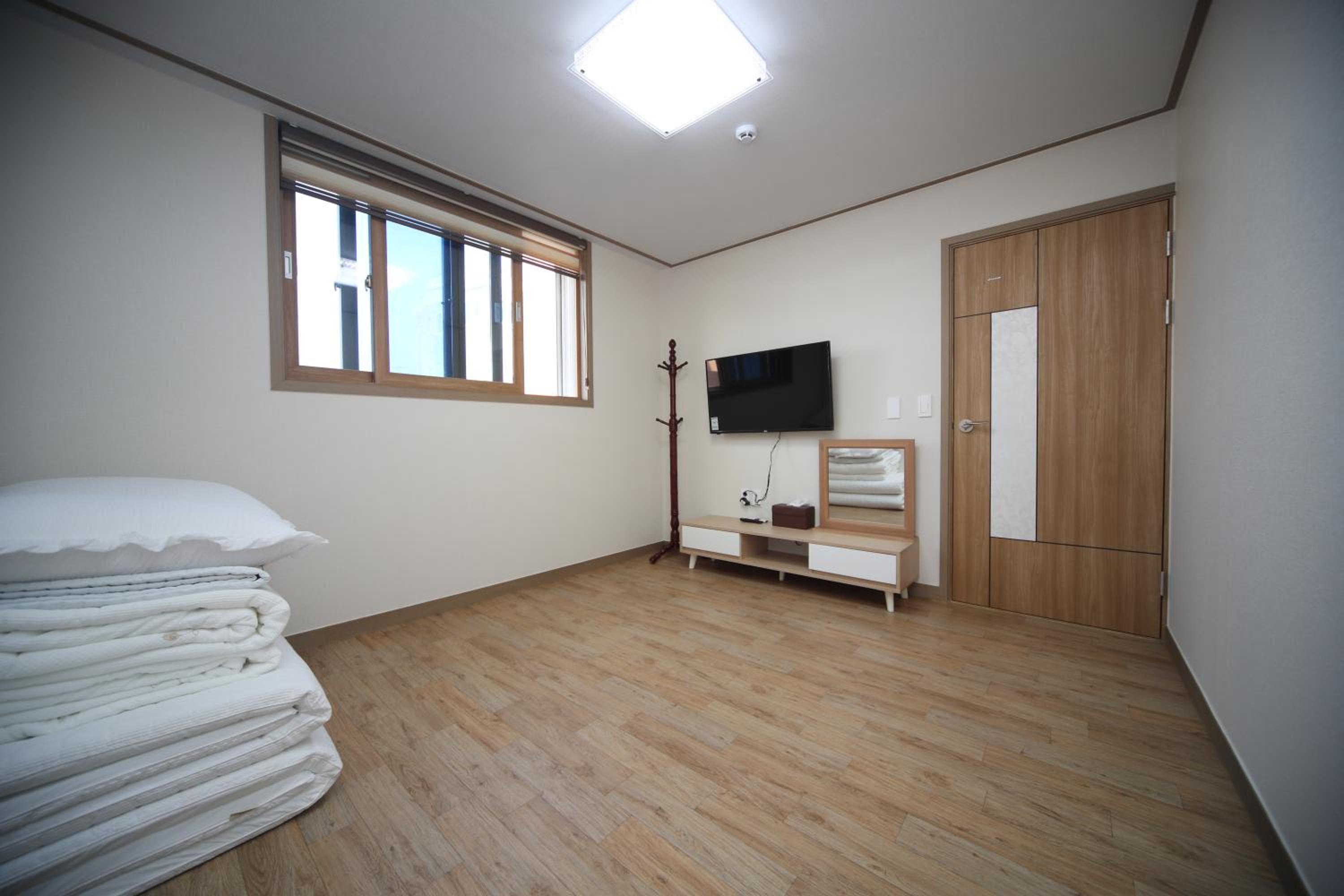 One-Bedroom House - Photo 7