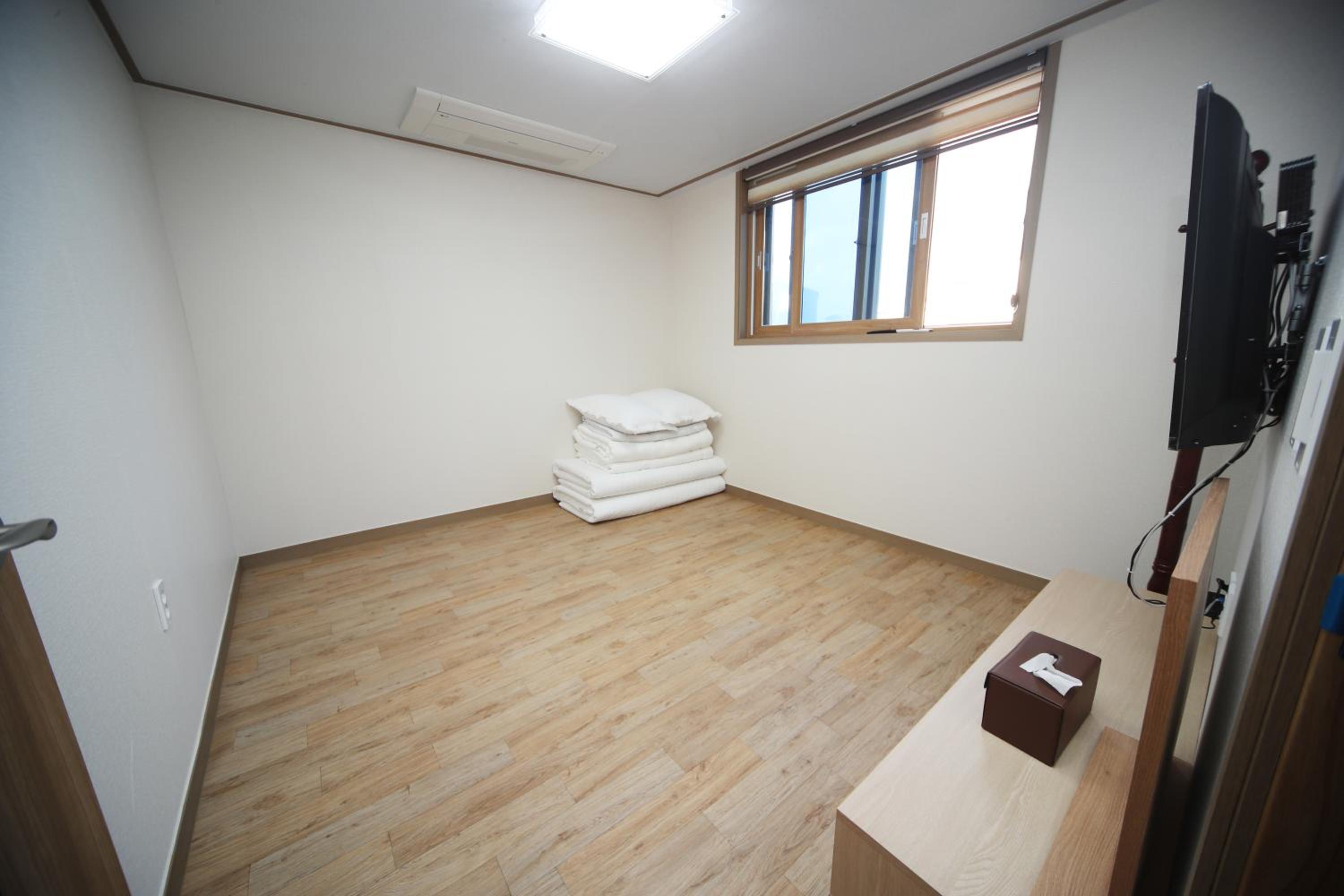 One-Bedroom House - Photo 3