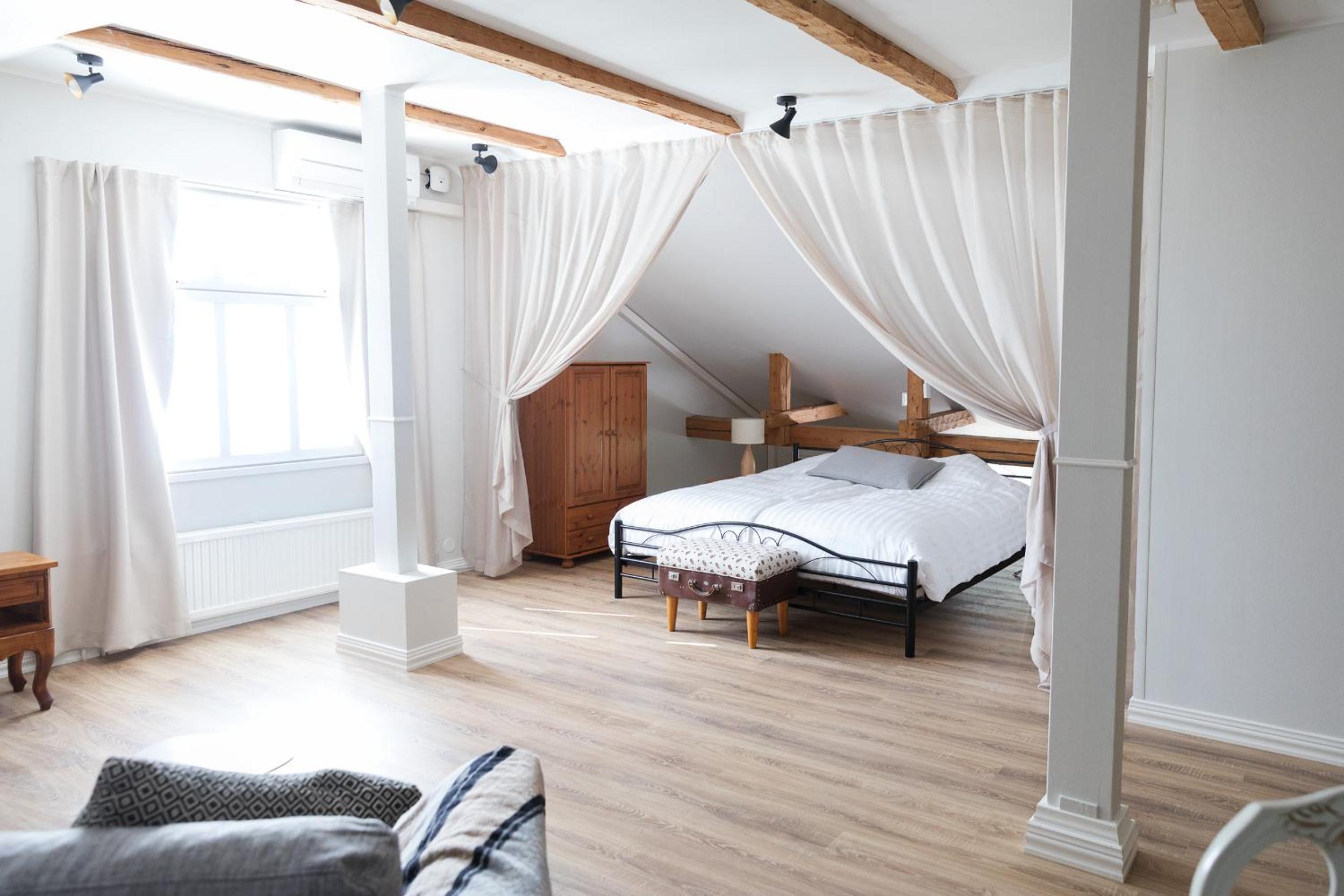 Large Double Room - Photo 1
