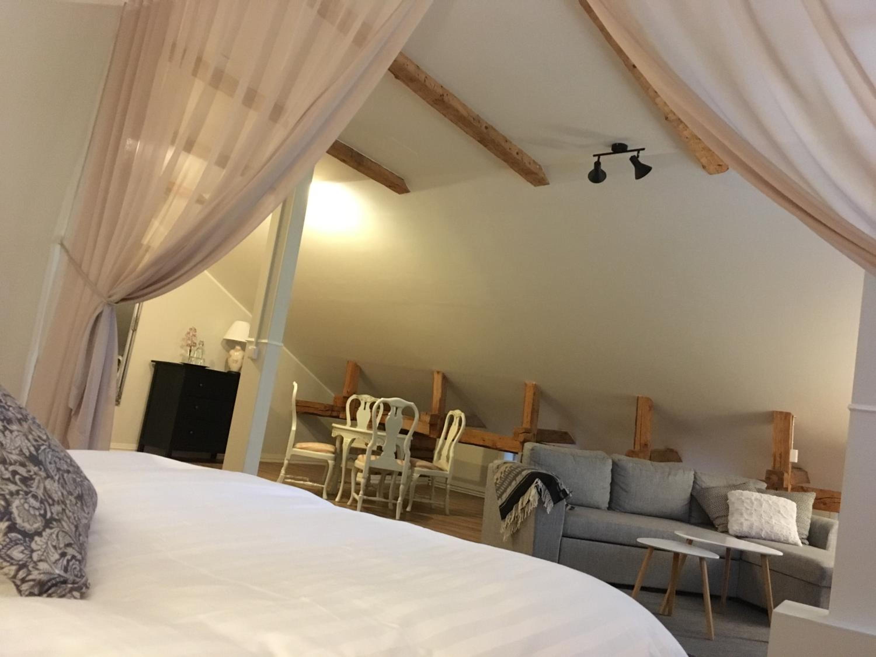 Large Double Room - Photo 4