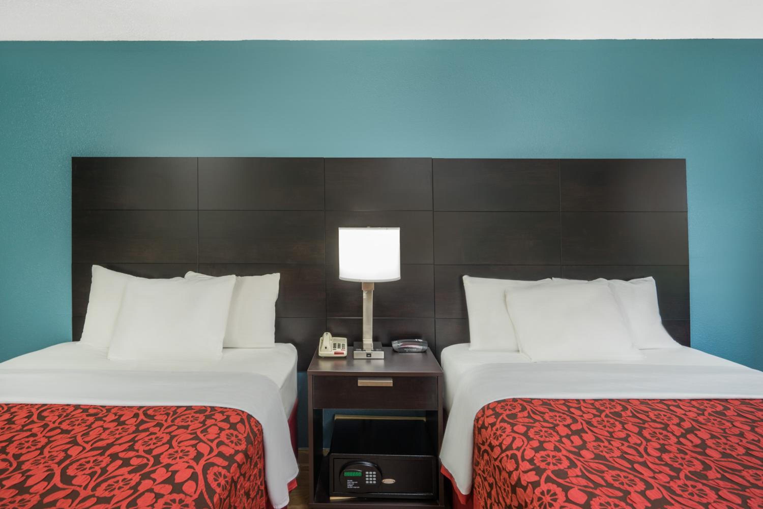 Double Room with Two Double Beds - Non-Smoking - Photo 4