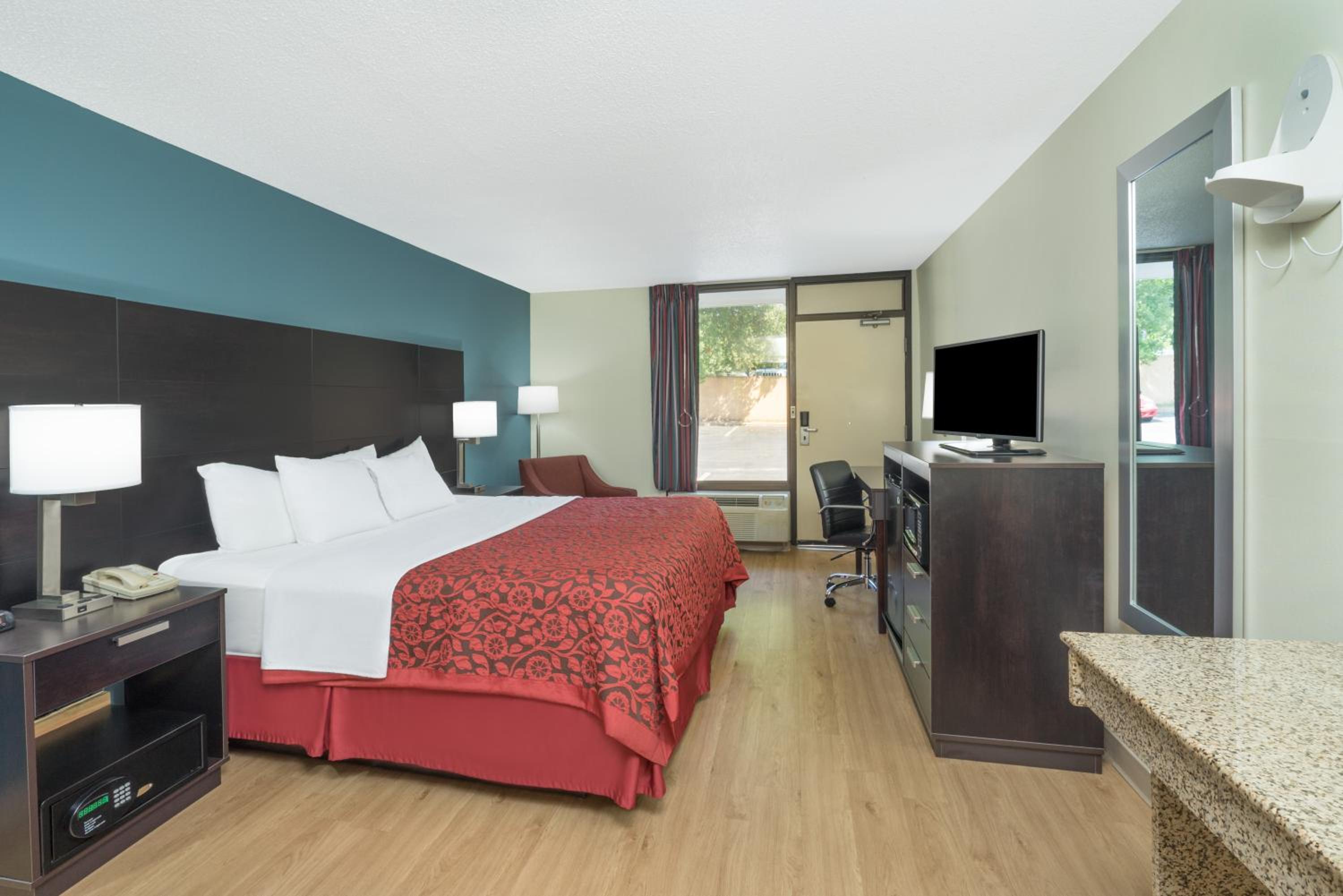 King Room - Non-Smoking - Photo 2