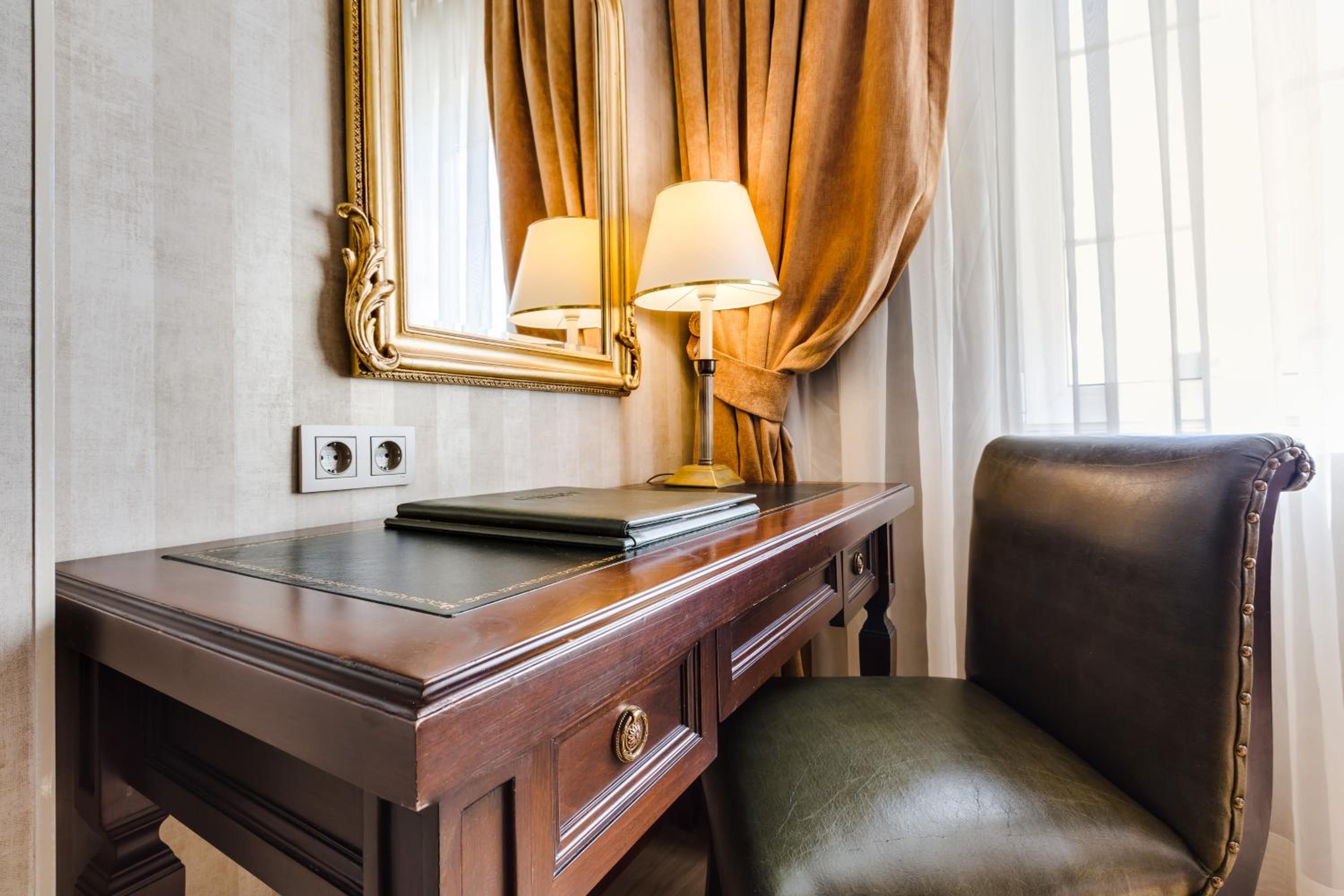 Standard Double Room - Photo 16