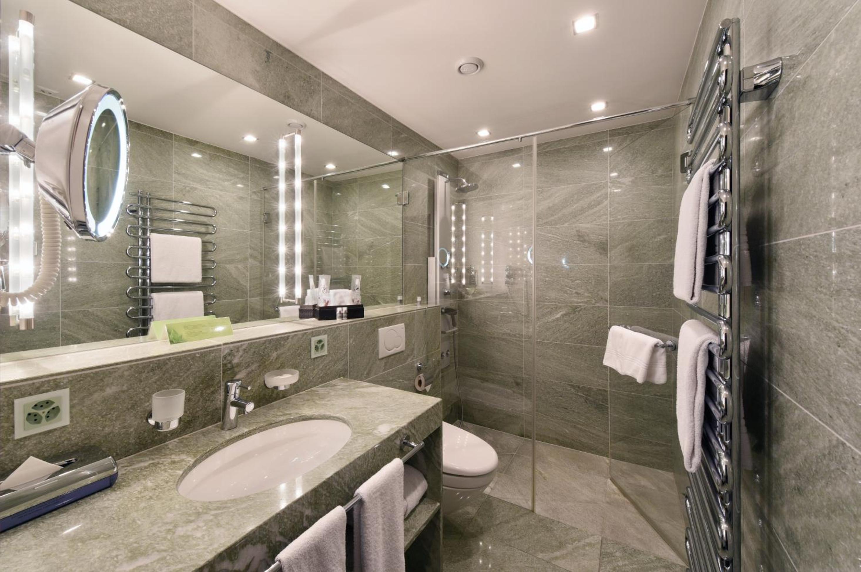 Superior Double Room thumbnail 5