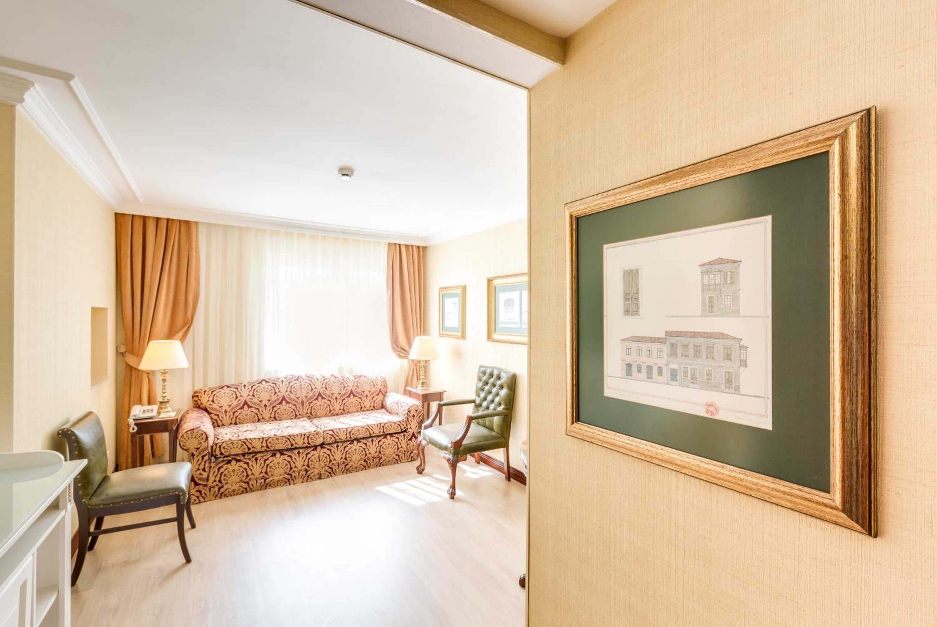 Deluxe Junior Suite - Photo 13