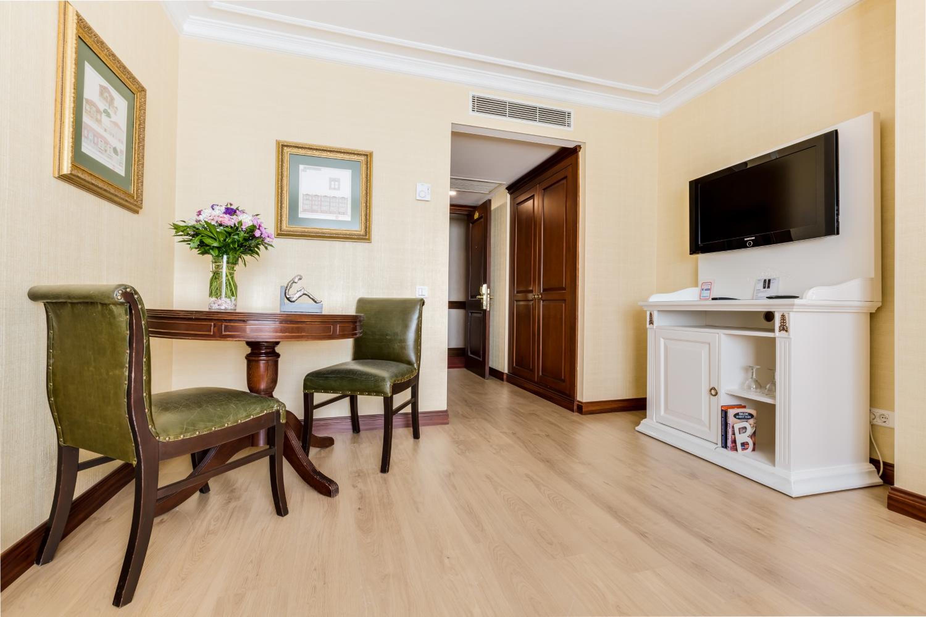 Deluxe Junior Suite - Photo 12