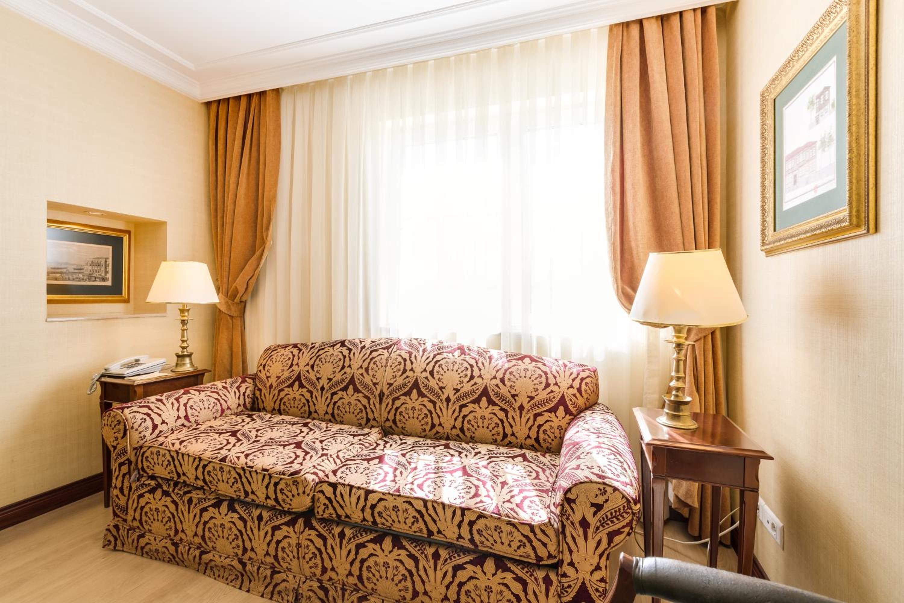 Deluxe Junior Suite - Photo 11