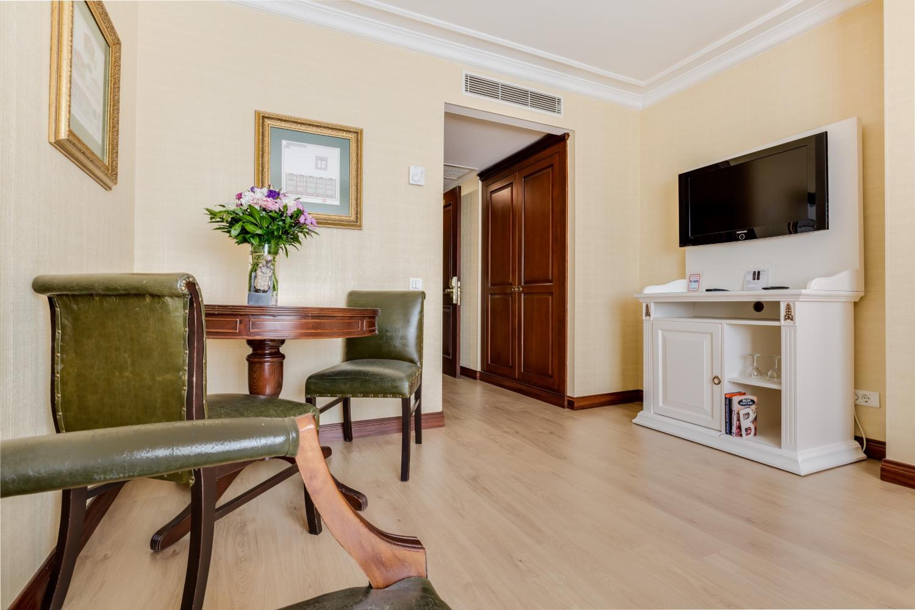 Deluxe Junior Suite - Photo 10